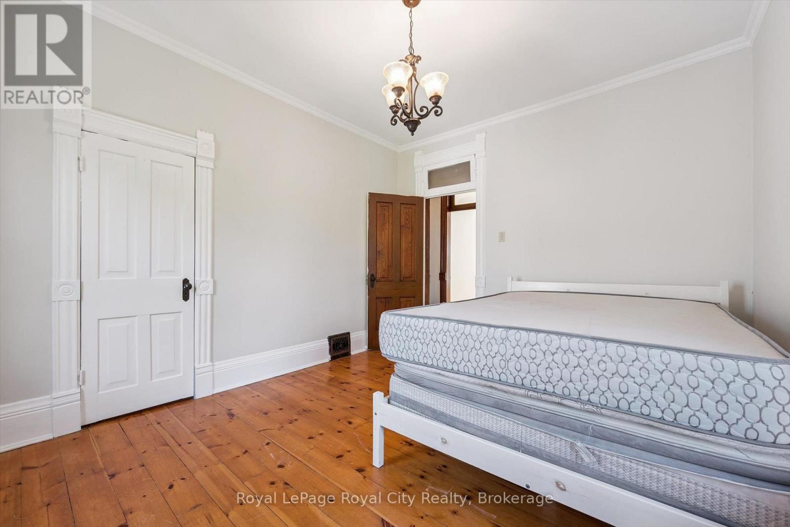 












5 WEST STREET

,
Perth East (Milverton),




Ontario
N0K1M0

