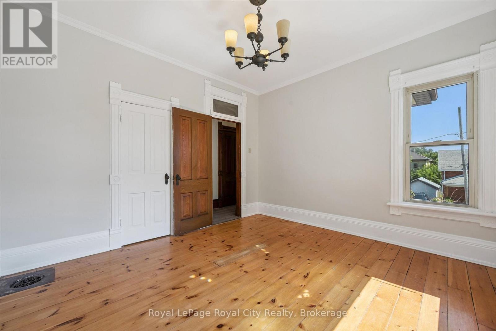 












5 WEST STREET

,
Perth East (Milverton),




Ontario
N0K1M0

