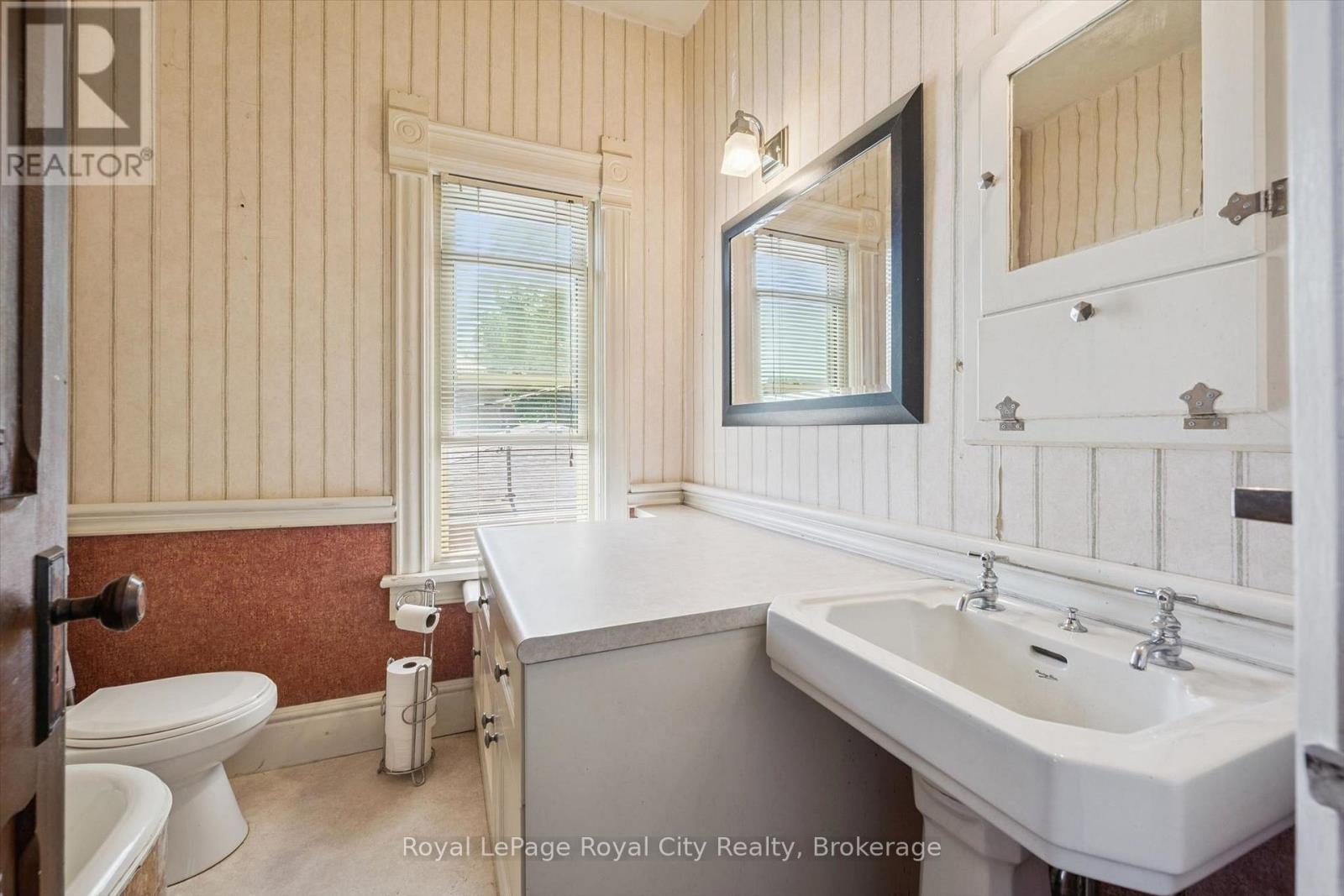 












5 WEST STREET

,
Perth East (Milverton),




Ontario
N0K1M0

