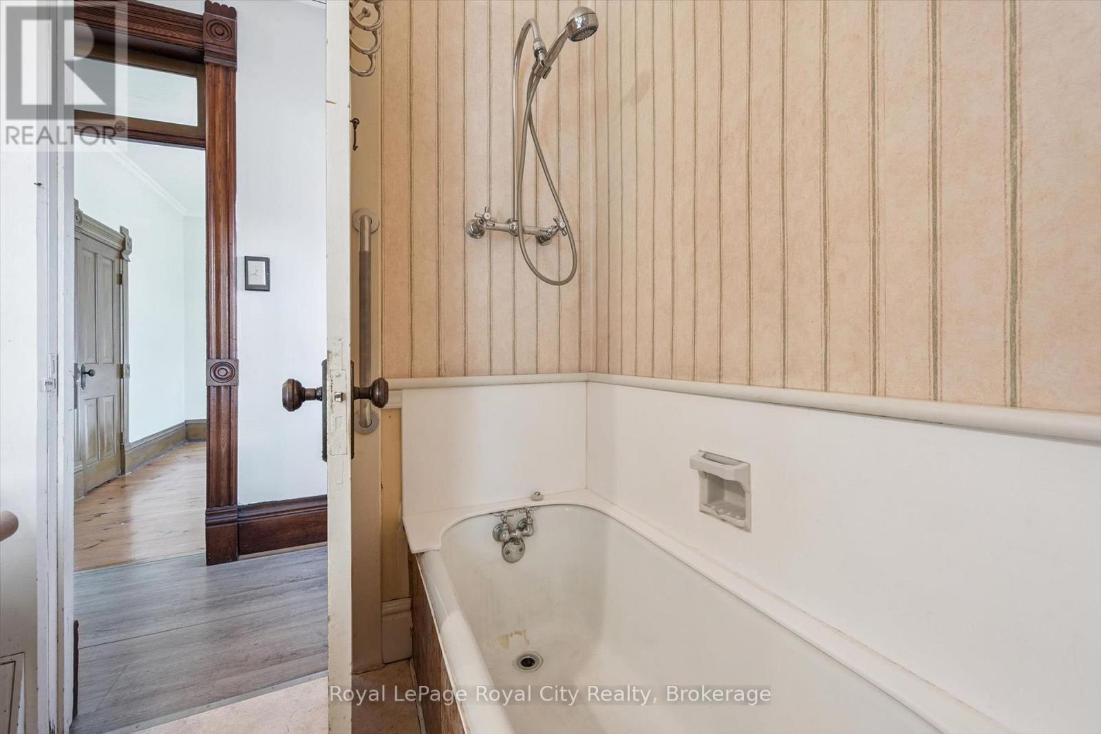 












5 WEST STREET

,
Perth East (Milverton),




Ontario
N0K1M0

