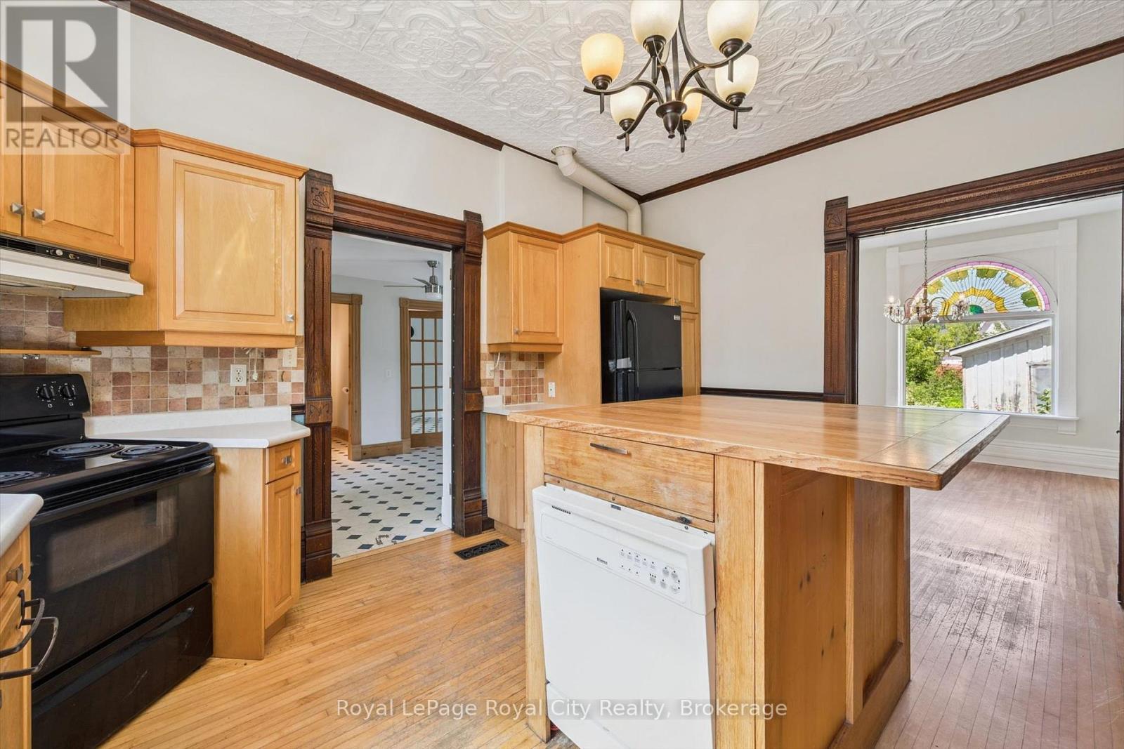 












5 WEST STREET

,
Perth East (Milverton),




Ontario
N0K1M0

