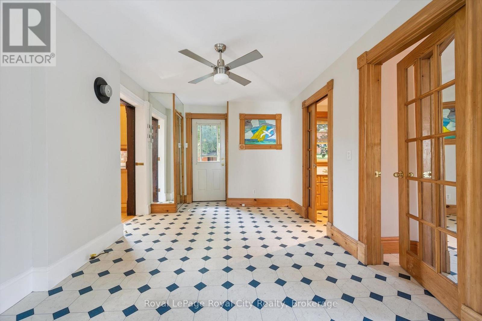 












5 WEST STREET

,
Perth East (Milverton),




Ontario
N0K1M0

