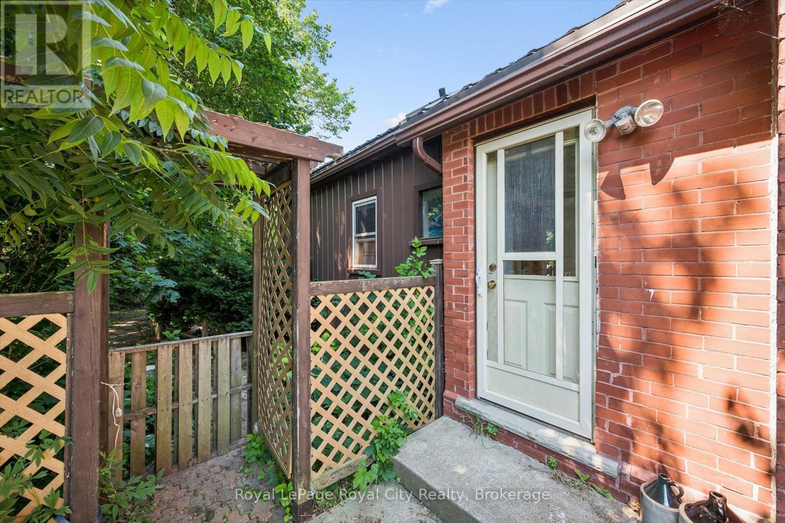 












5 WEST STREET

,
Perth East (Milverton),




Ontario
N0K1M0

