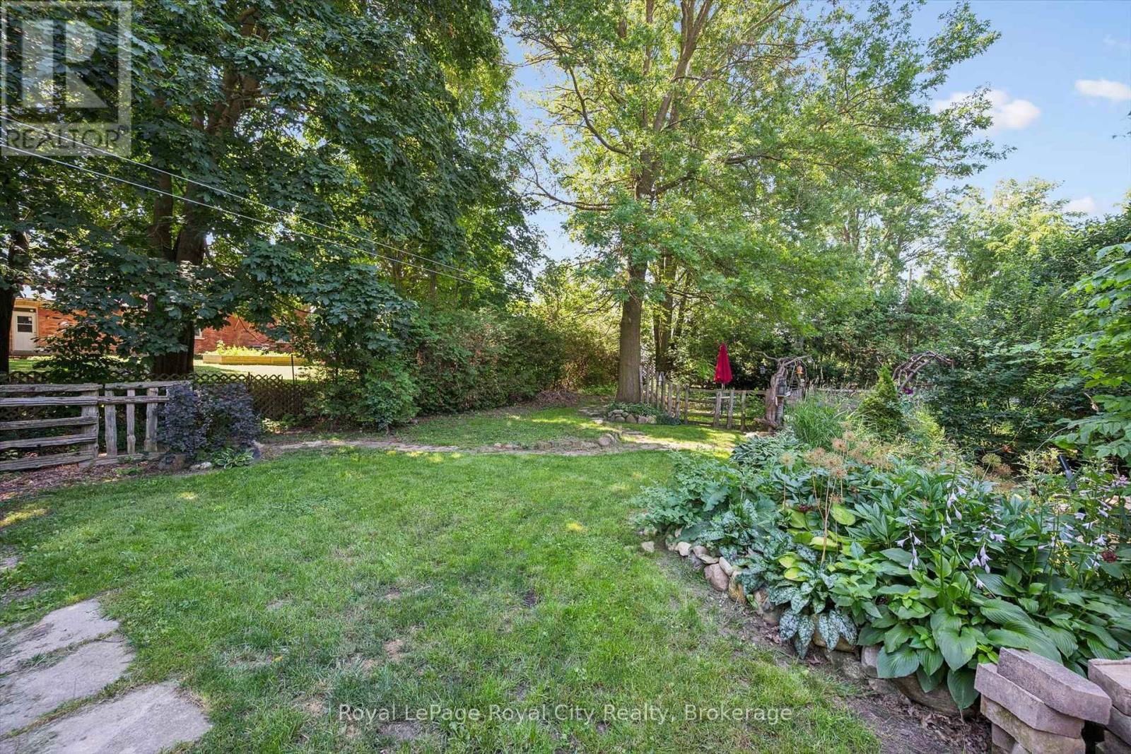 












5 WEST STREET

,
Perth East (Milverton),




Ontario
N0K1M0

