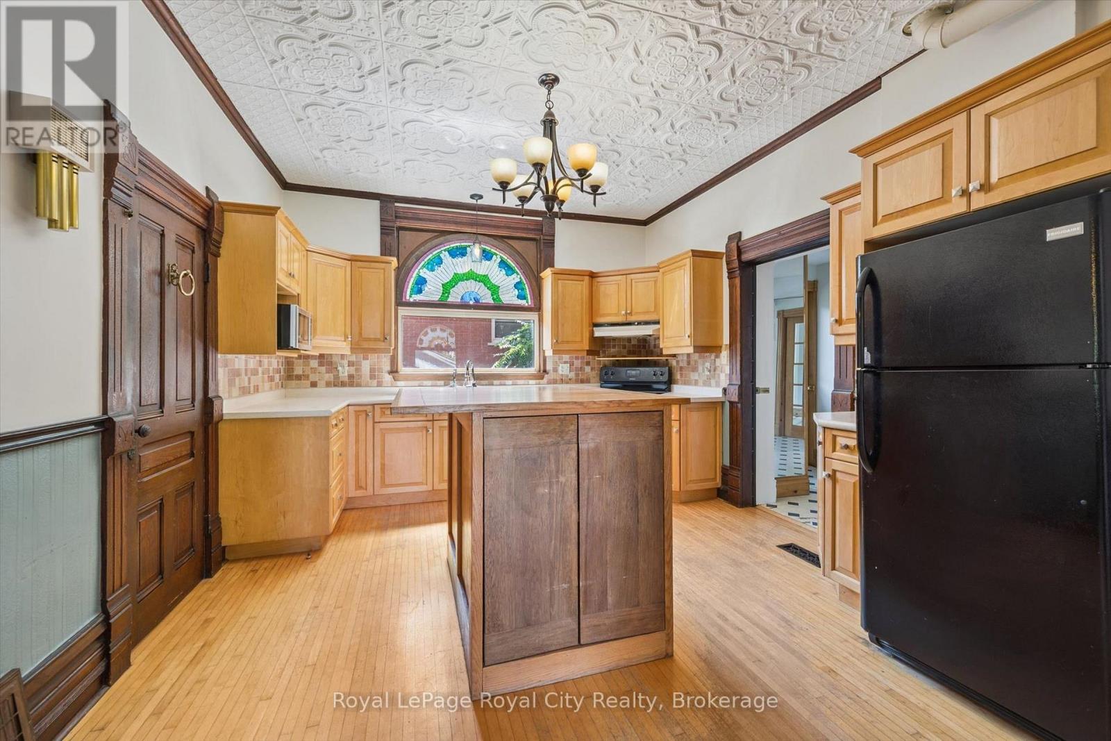 












5 WEST STREET

,
Perth East (Milverton),




Ontario
N0K1M0

