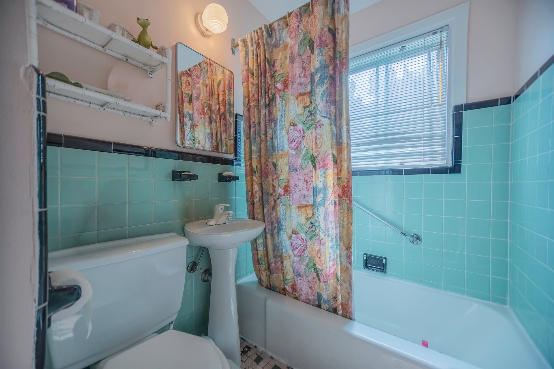 









208


Rue Roy

,
Longueuil (Le Vieux-Longueuil),




QC
J4R2J1


