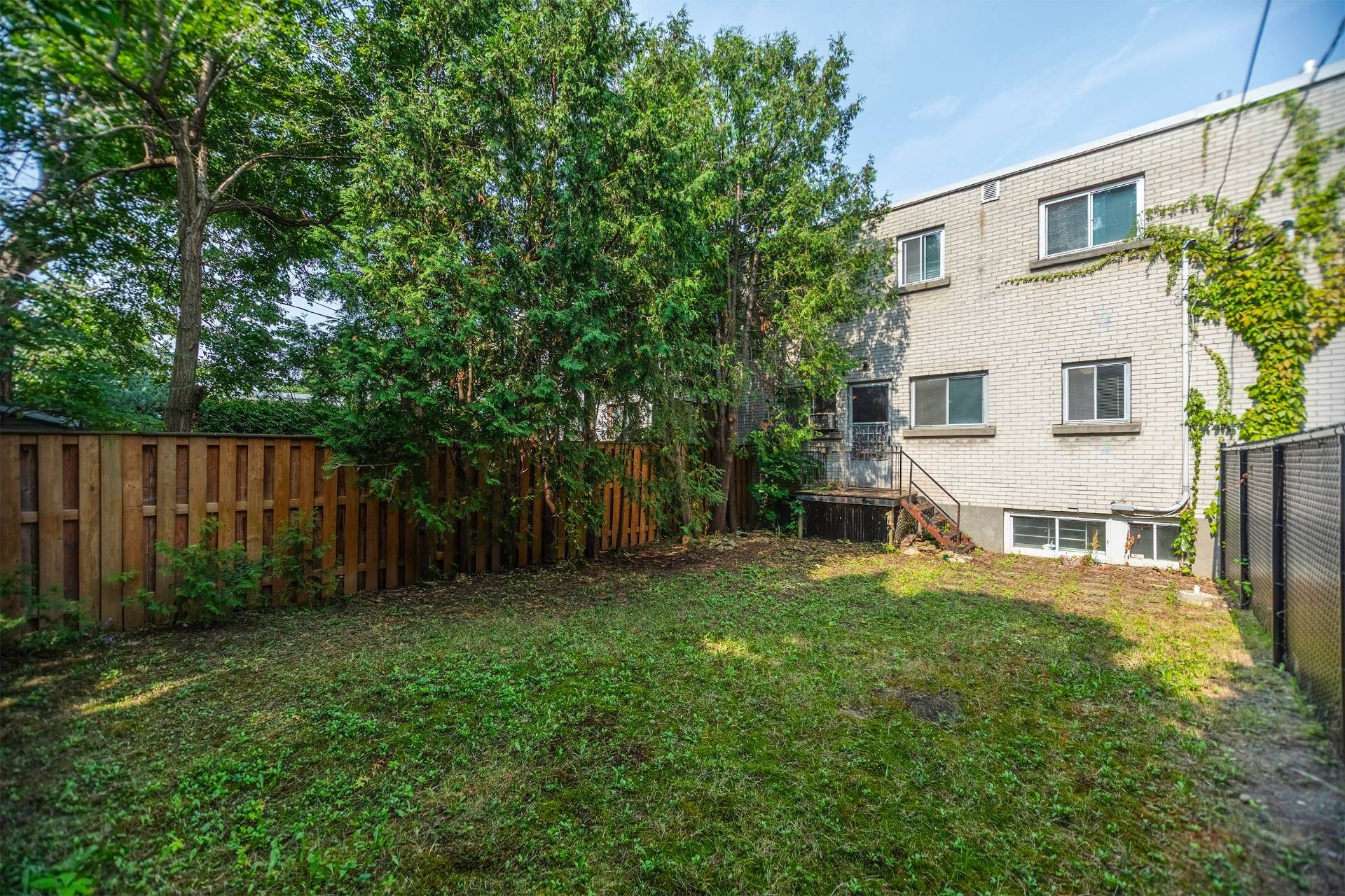 









208


Rue Roy

,
Longueuil (Le Vieux-Longueuil),




QC
J4R2J1

