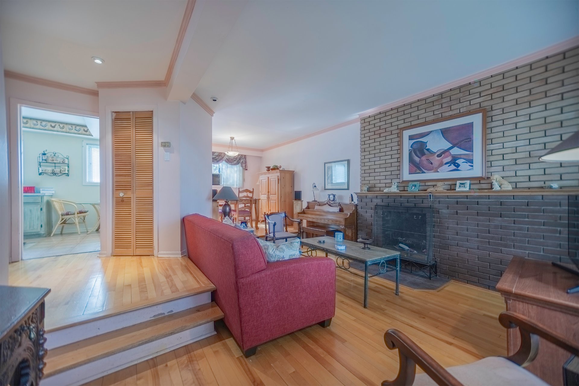 









208


Rue Roy

,
Longueuil (Le Vieux-Longueuil),




QC
J4R2J1

