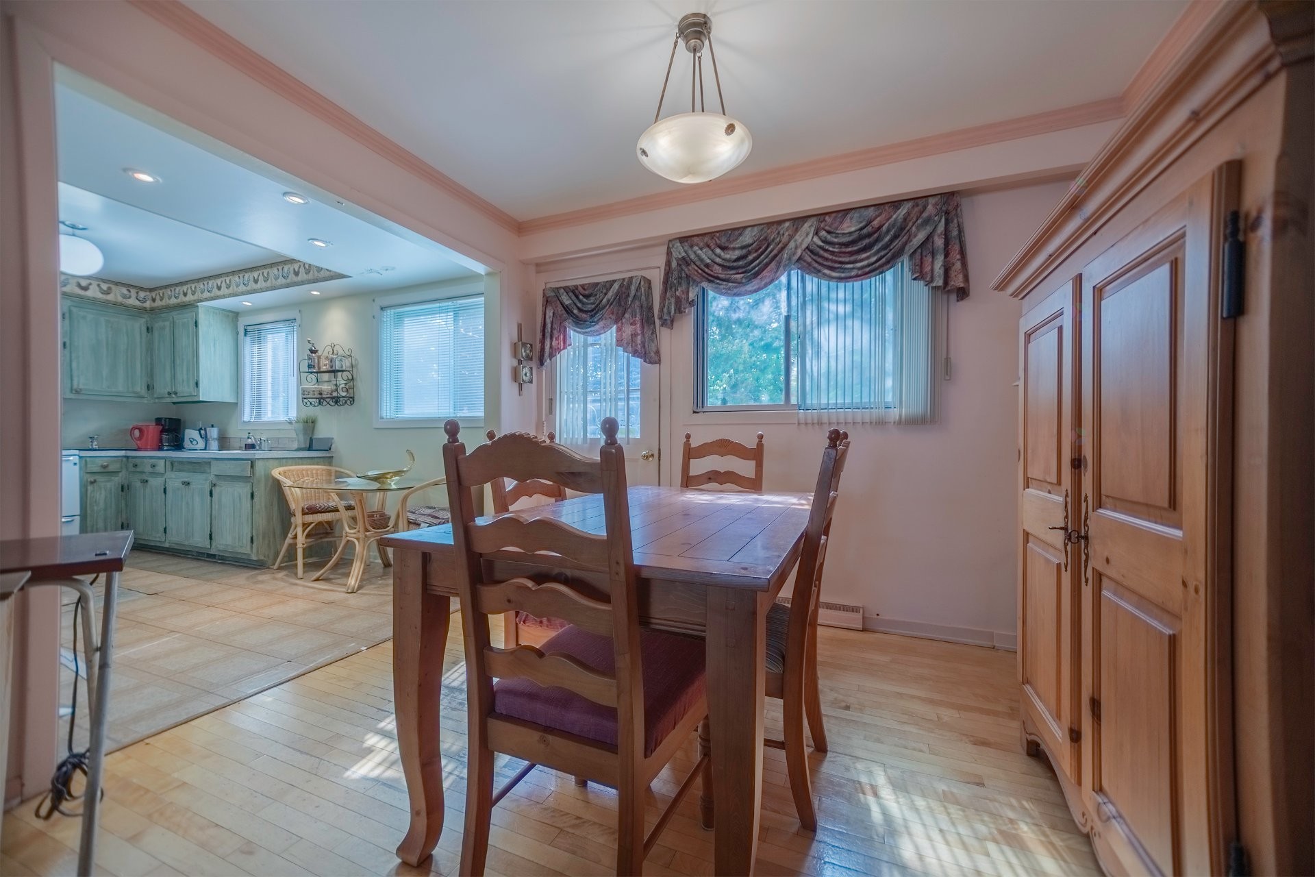









208


Rue Roy

,
Longueuil (Le Vieux-Longueuil),




QC
J4R2J1

