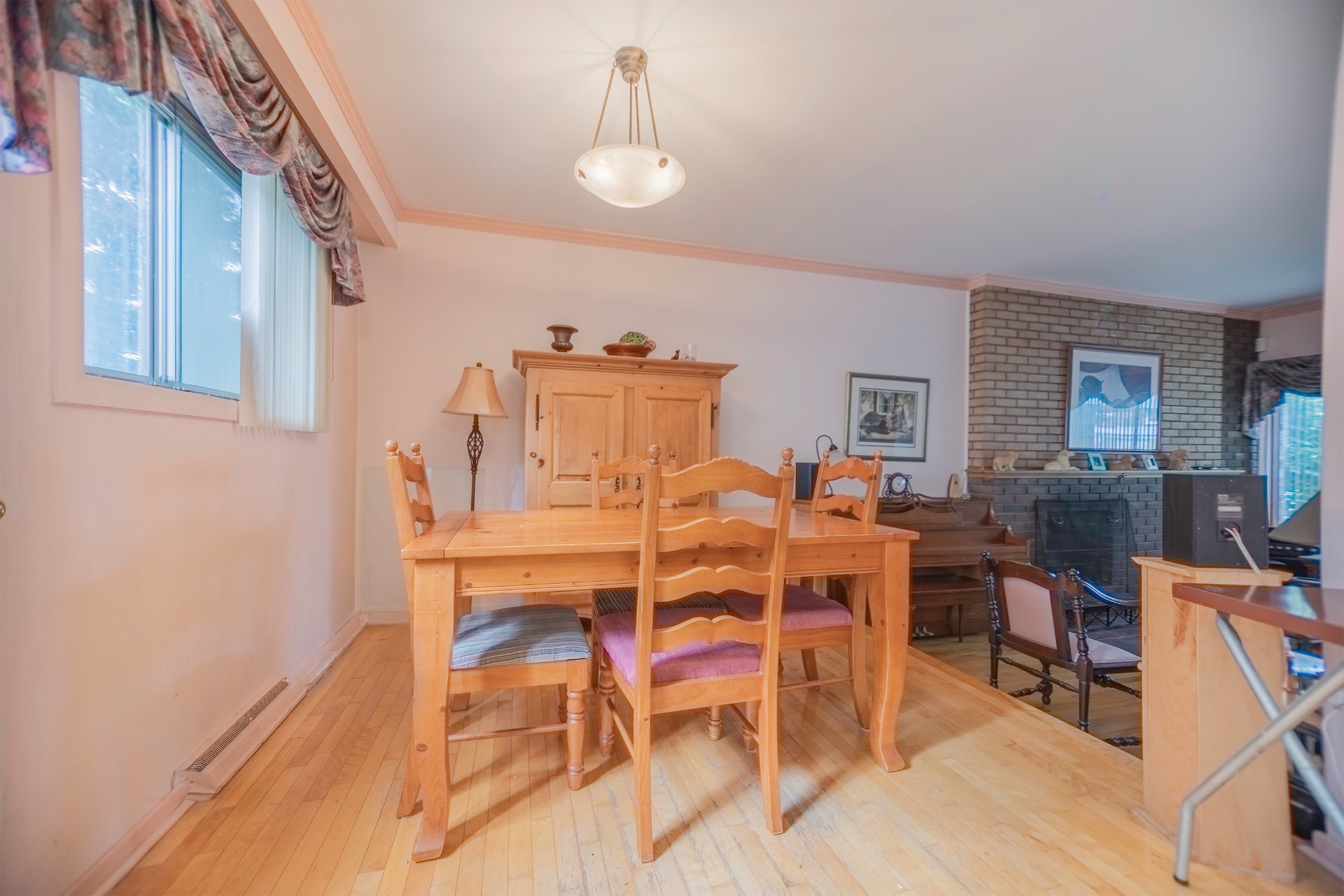 









208


Rue Roy

,
Longueuil (Le Vieux-Longueuil),




QC
J4R2J1

