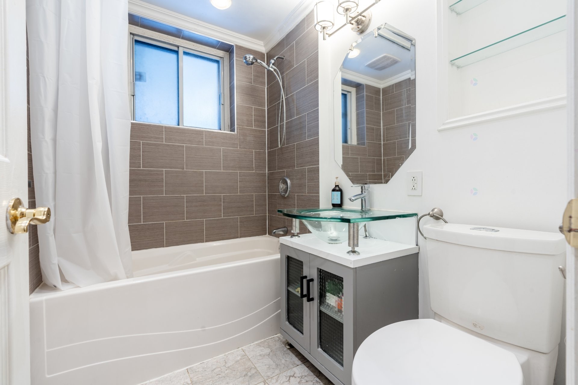









181


Rue Dufferin

,
Hampstead,




QC
H3X2Y2

