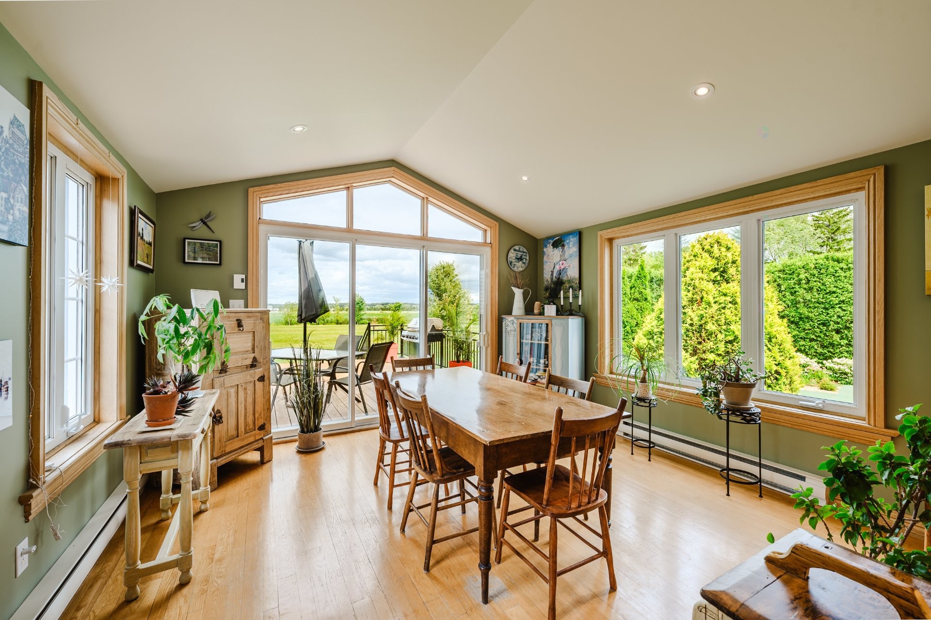 









385


Mtée du Pré-Vert

,
Beloeil,




QC
J3G0X9

