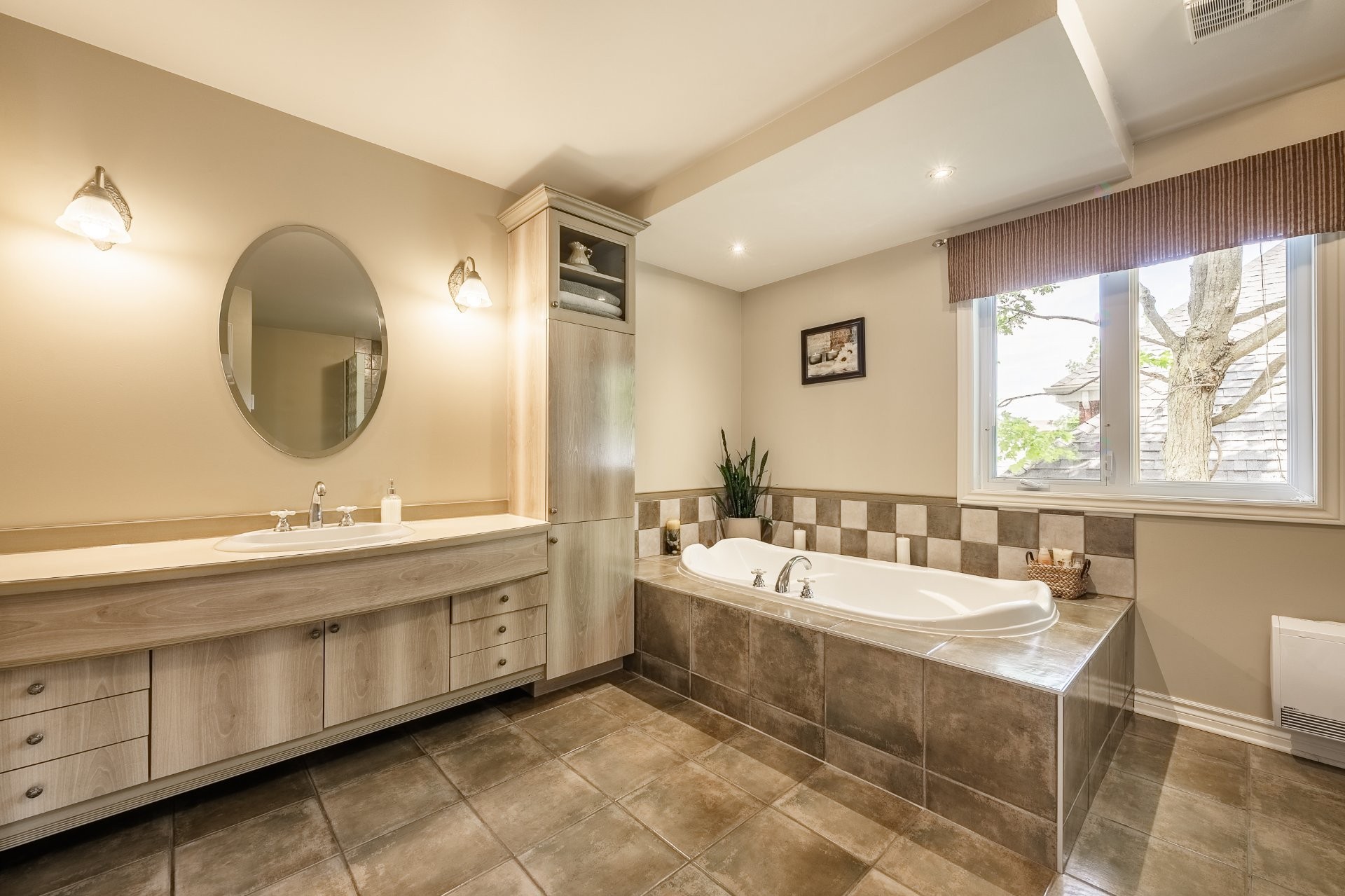 









117


Rue Jean-De Ronceray

,
Carignan,




QC
J3L6L8

