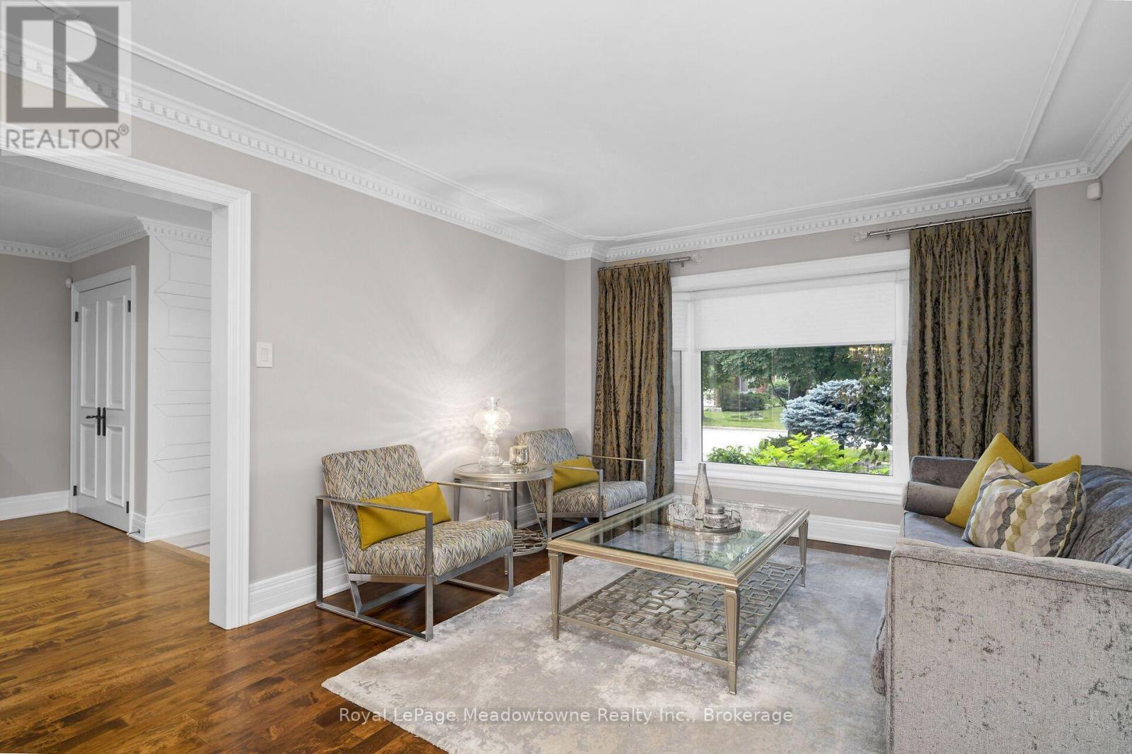 












246 FIFTH AVENUE

,
Vaughan (East Woodbridge),




Ontario
L4L7A3

