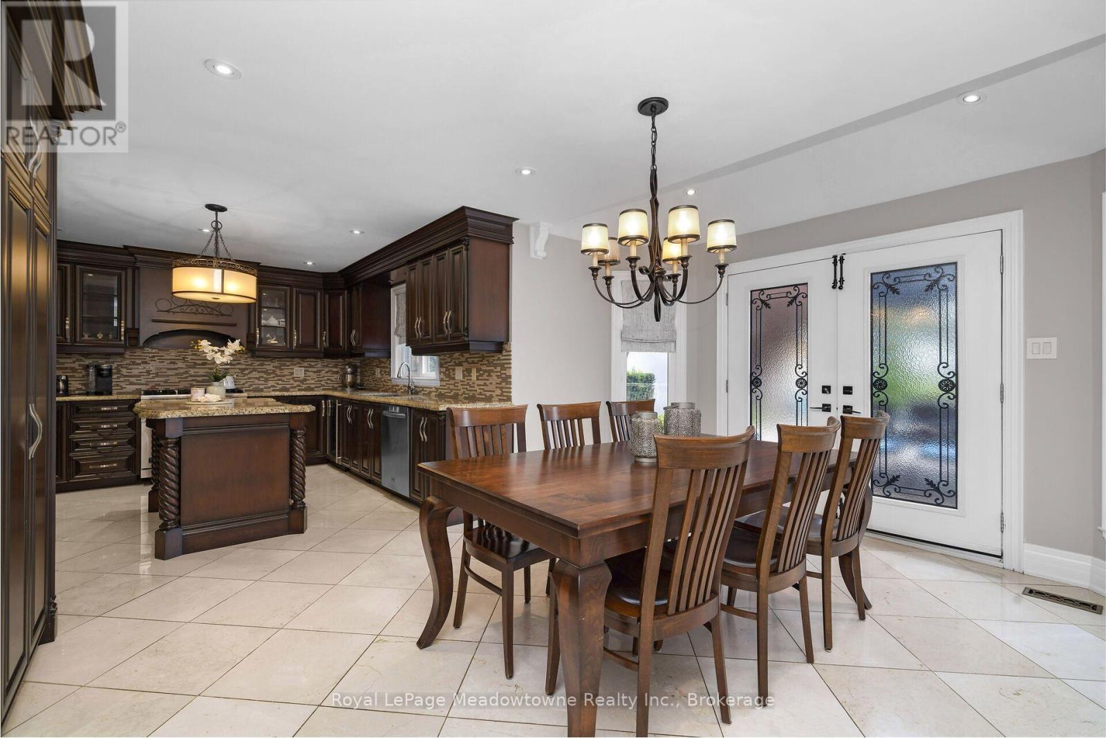 












246 FIFTH AVENUE

,
Vaughan (East Woodbridge),




Ontario
L4L7A3


