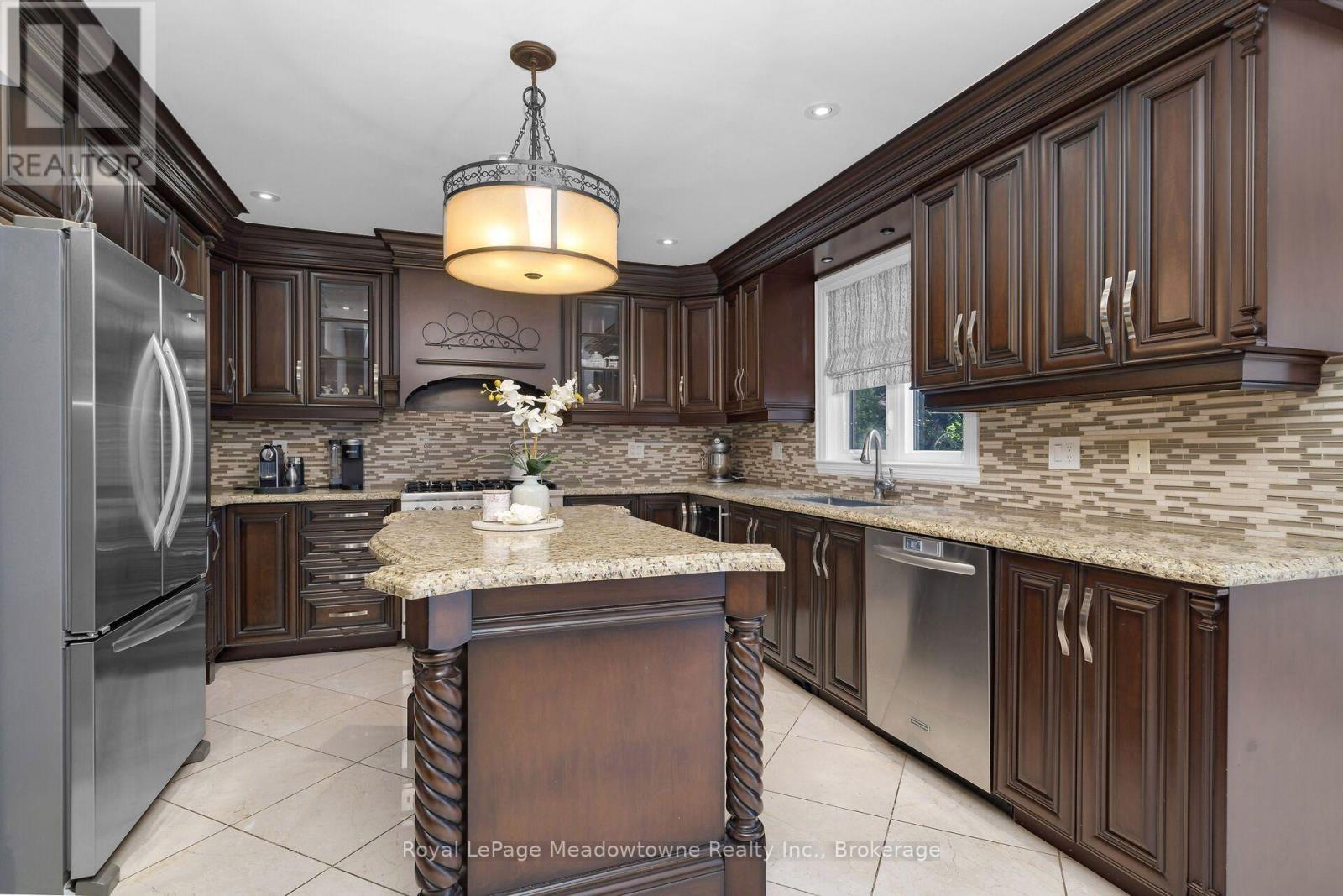 












246 FIFTH AVENUE

,
Vaughan (East Woodbridge),




Ontario
L4L7A3

