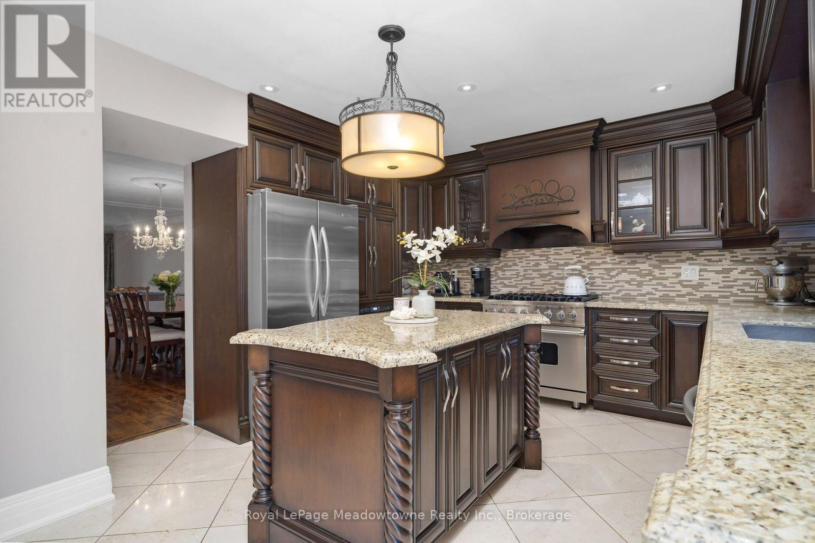 












246 FIFTH AVENUE

,
Vaughan (East Woodbridge),




Ontario
L4L7A3

