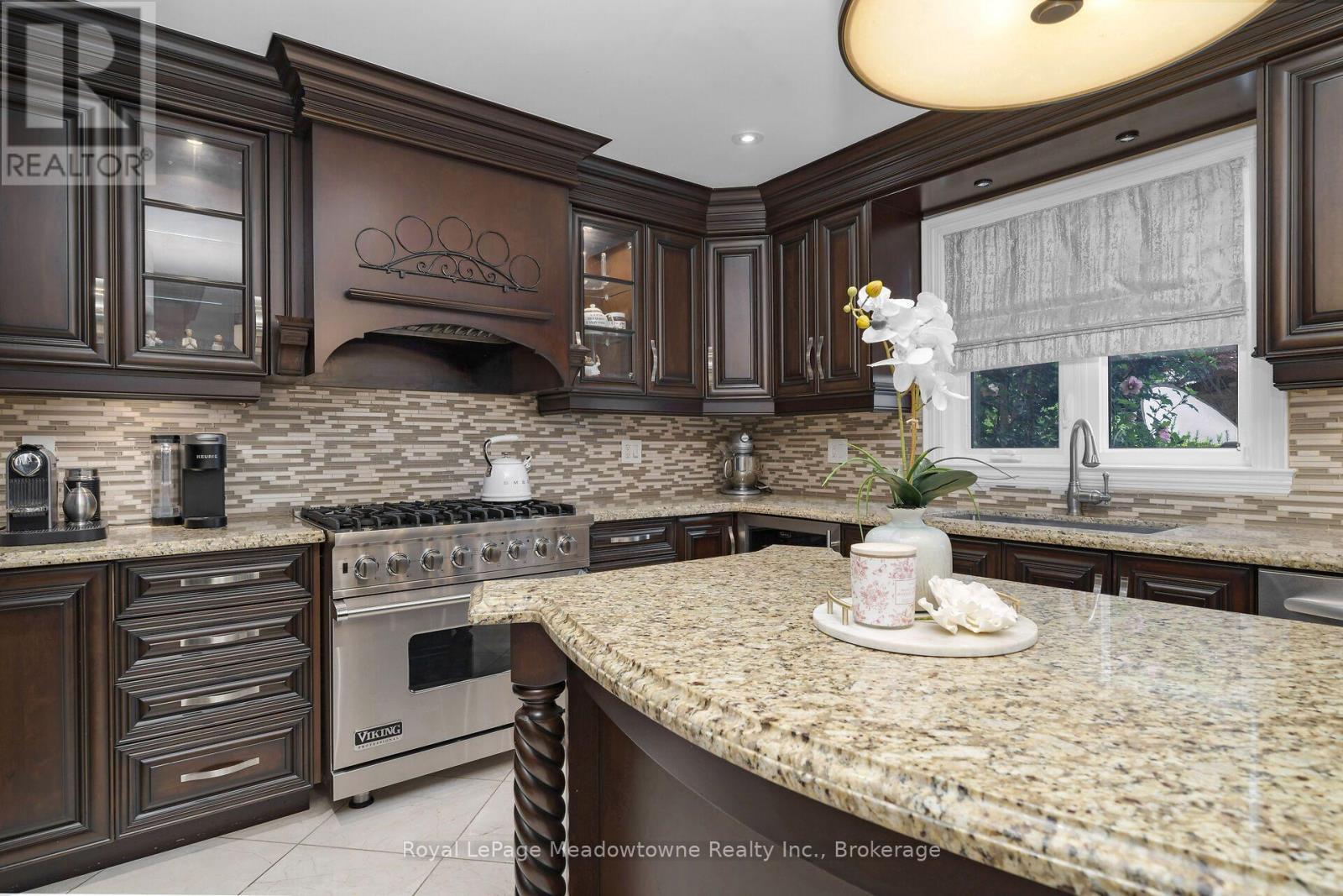 












246 FIFTH AVENUE

,
Vaughan (East Woodbridge),




Ontario
L4L7A3

