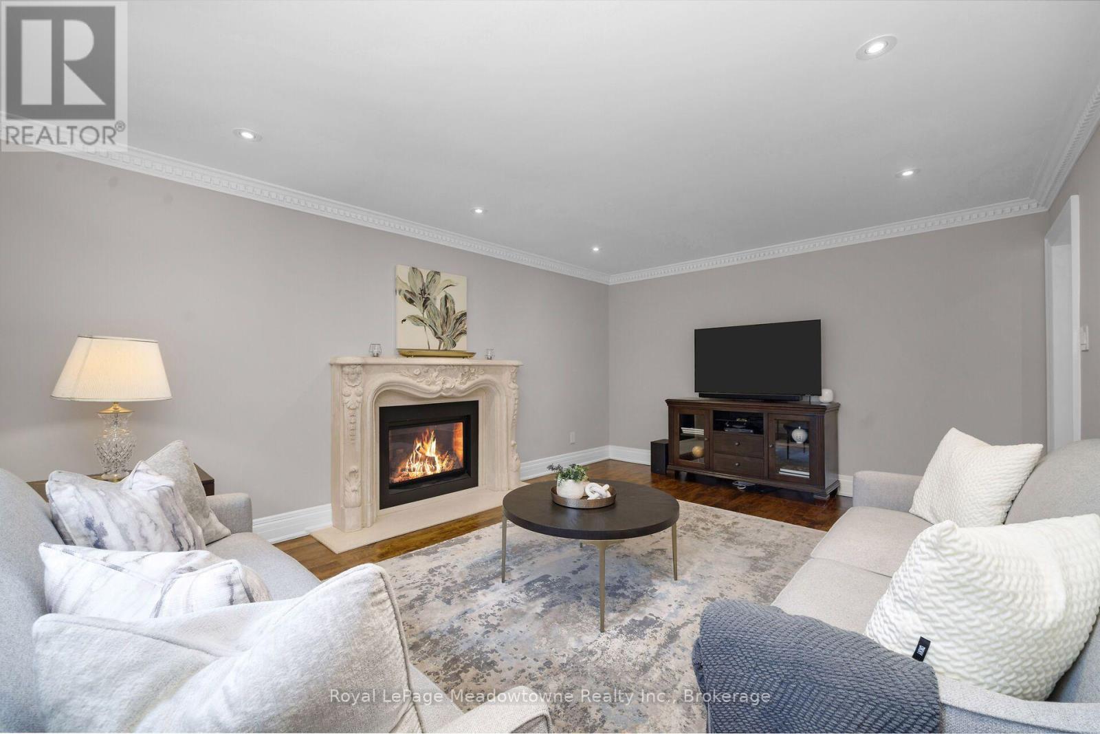 












246 FIFTH AVENUE

,
Vaughan (East Woodbridge),




Ontario
L4L7A3

