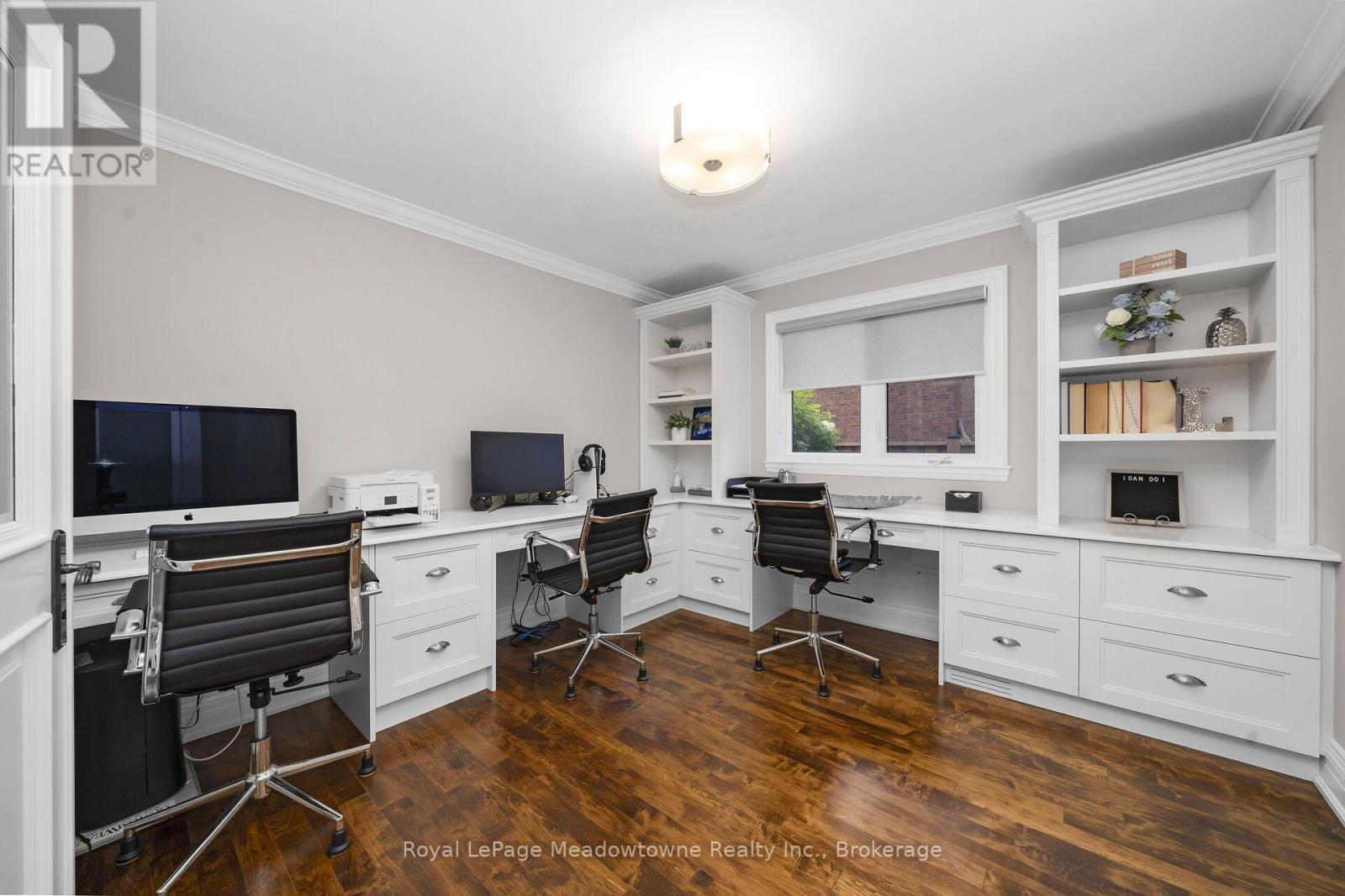 












246 FIFTH AVENUE

,
Vaughan (East Woodbridge),




Ontario
L4L7A3

