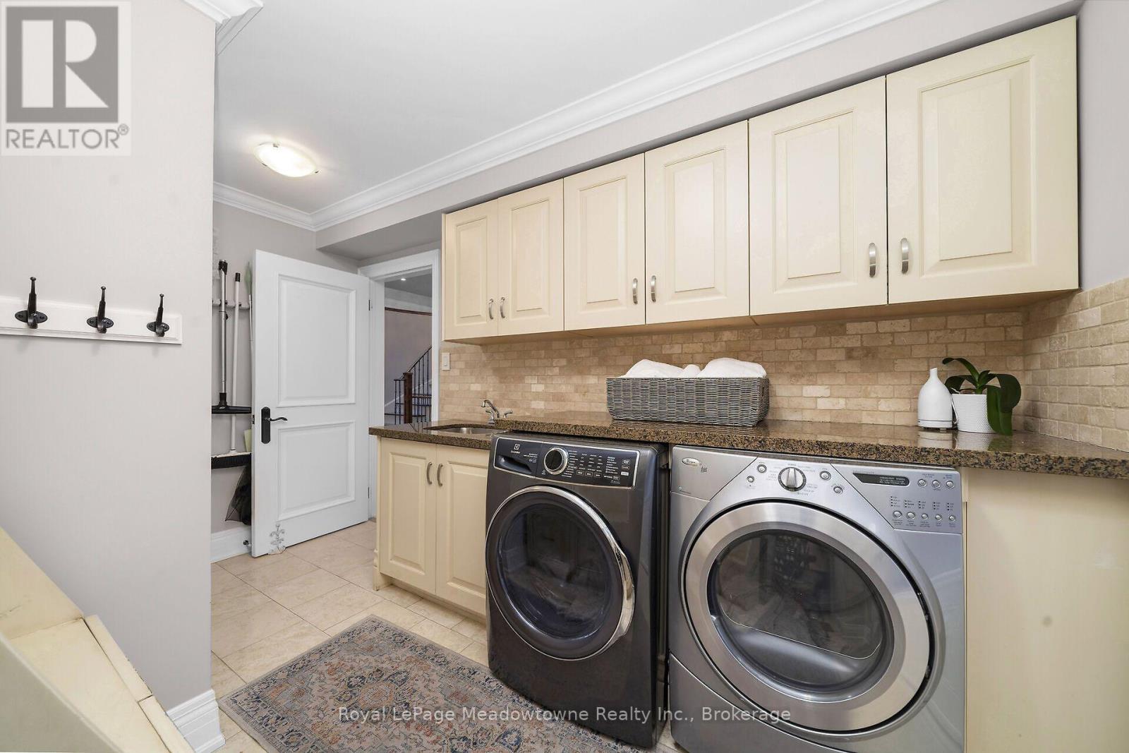












246 FIFTH AVENUE

,
Vaughan (East Woodbridge),




Ontario
L4L7A3

