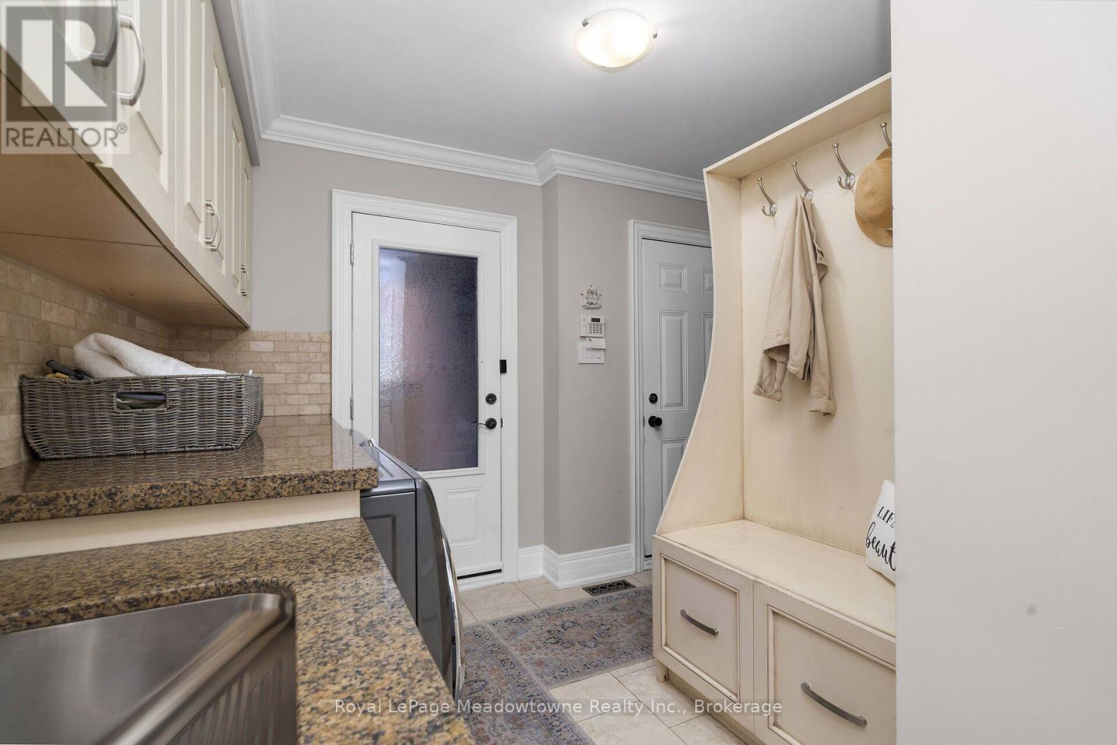 












246 FIFTH AVENUE

,
Vaughan (East Woodbridge),




Ontario
L4L7A3

