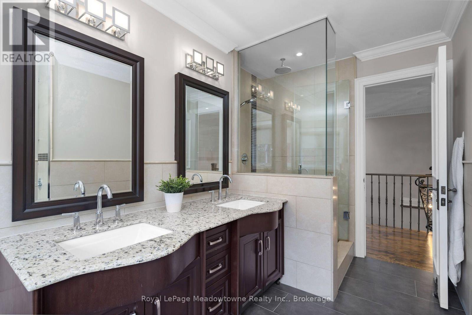 












246 FIFTH AVENUE

,
Vaughan (East Woodbridge),




Ontario
L4L7A3

