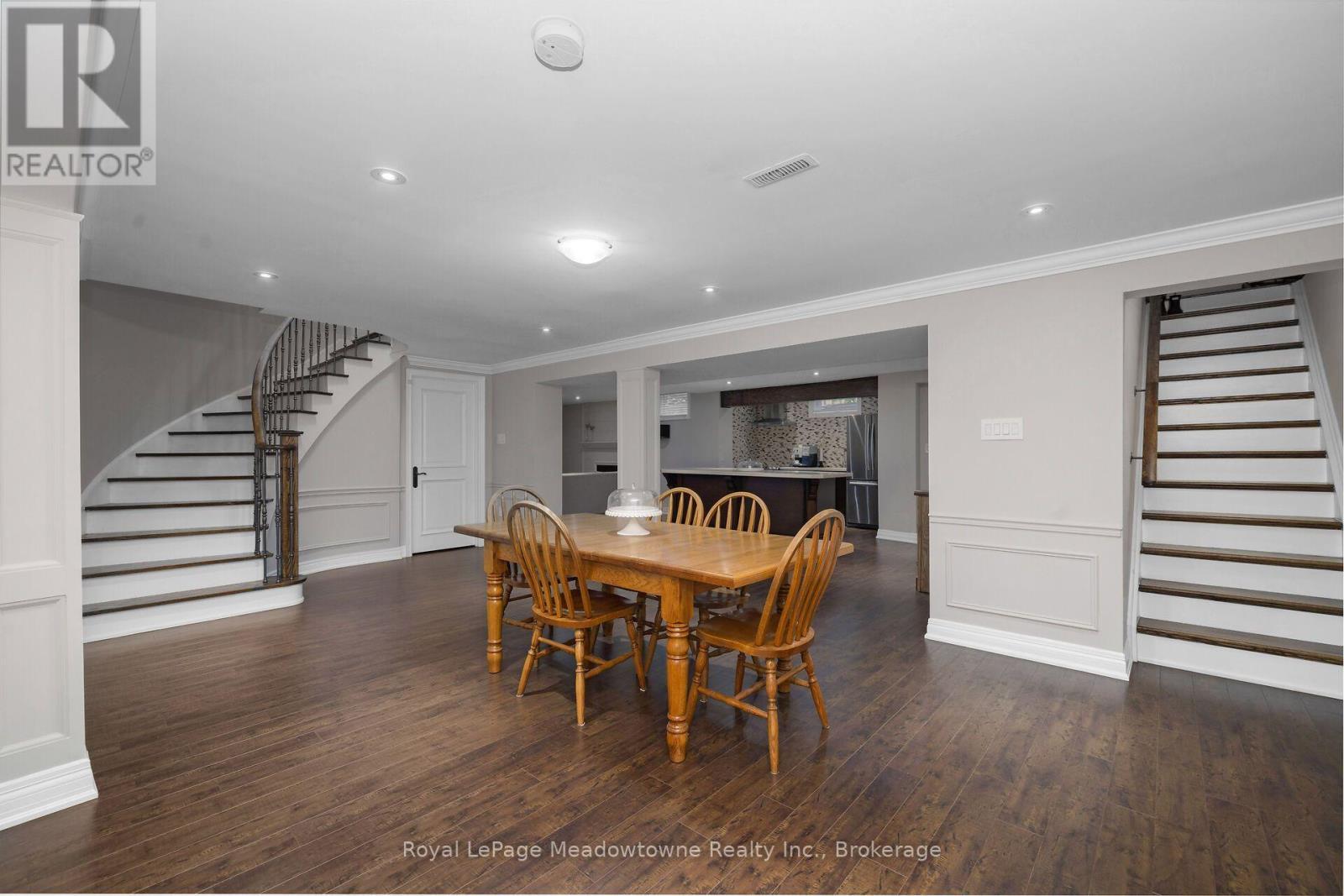 












246 FIFTH AVENUE

,
Vaughan (East Woodbridge),




Ontario
L4L7A3

