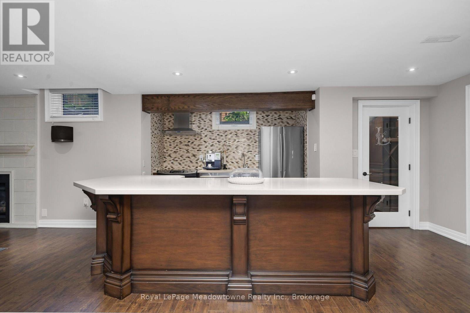 












246 FIFTH AVENUE

,
Vaughan (East Woodbridge),




Ontario
L4L7A3

