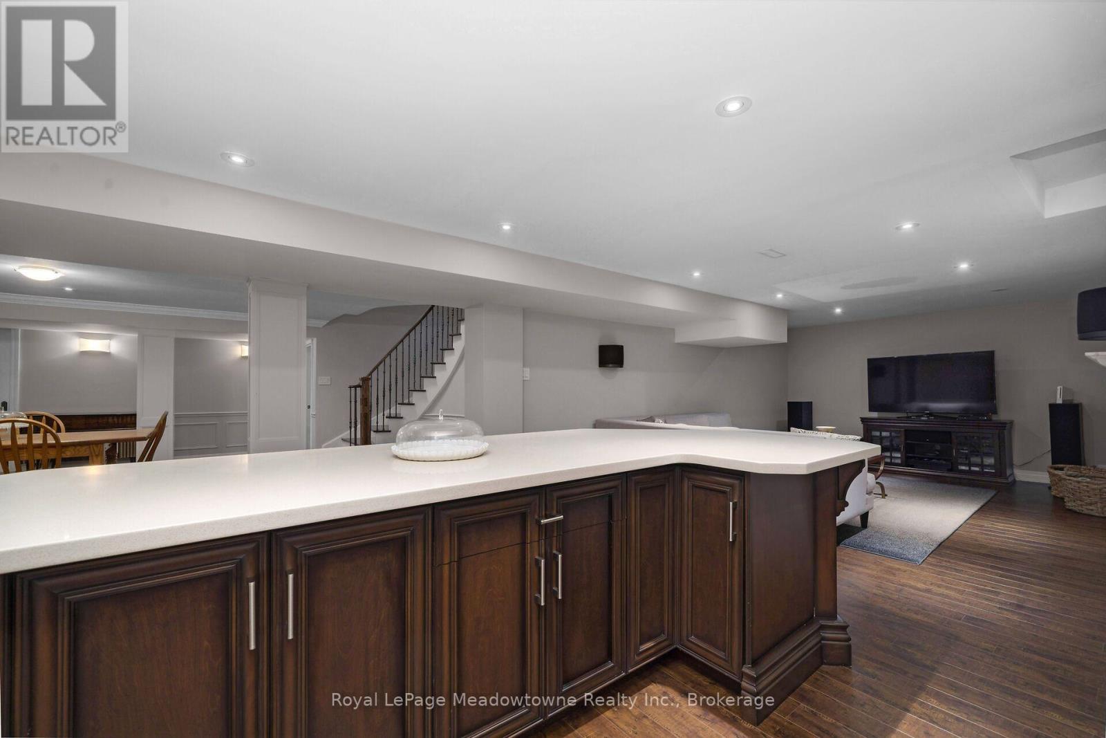 












246 FIFTH AVENUE

,
Vaughan (East Woodbridge),




Ontario
L4L7A3

