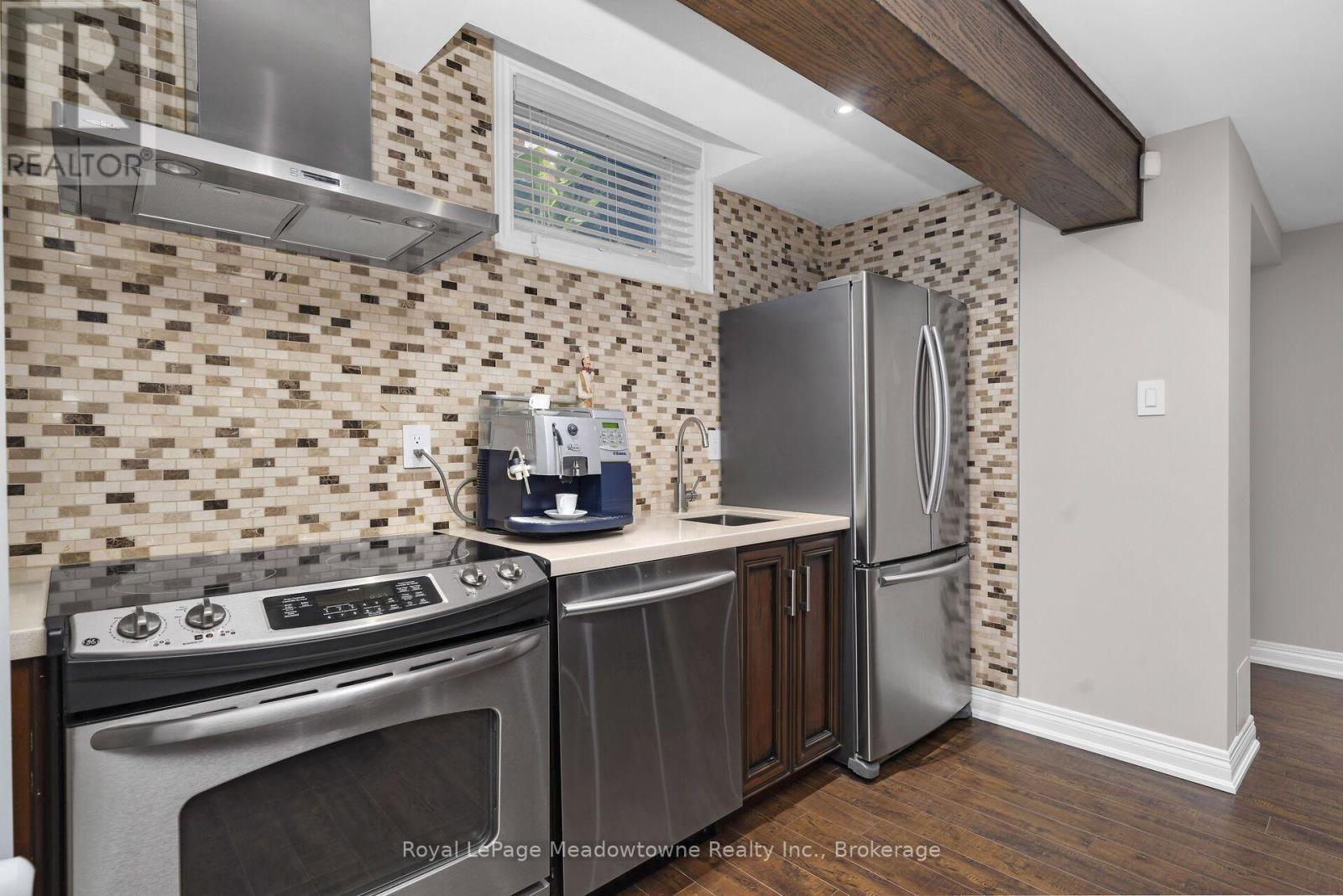 












246 FIFTH AVENUE

,
Vaughan (East Woodbridge),




Ontario
L4L7A3

