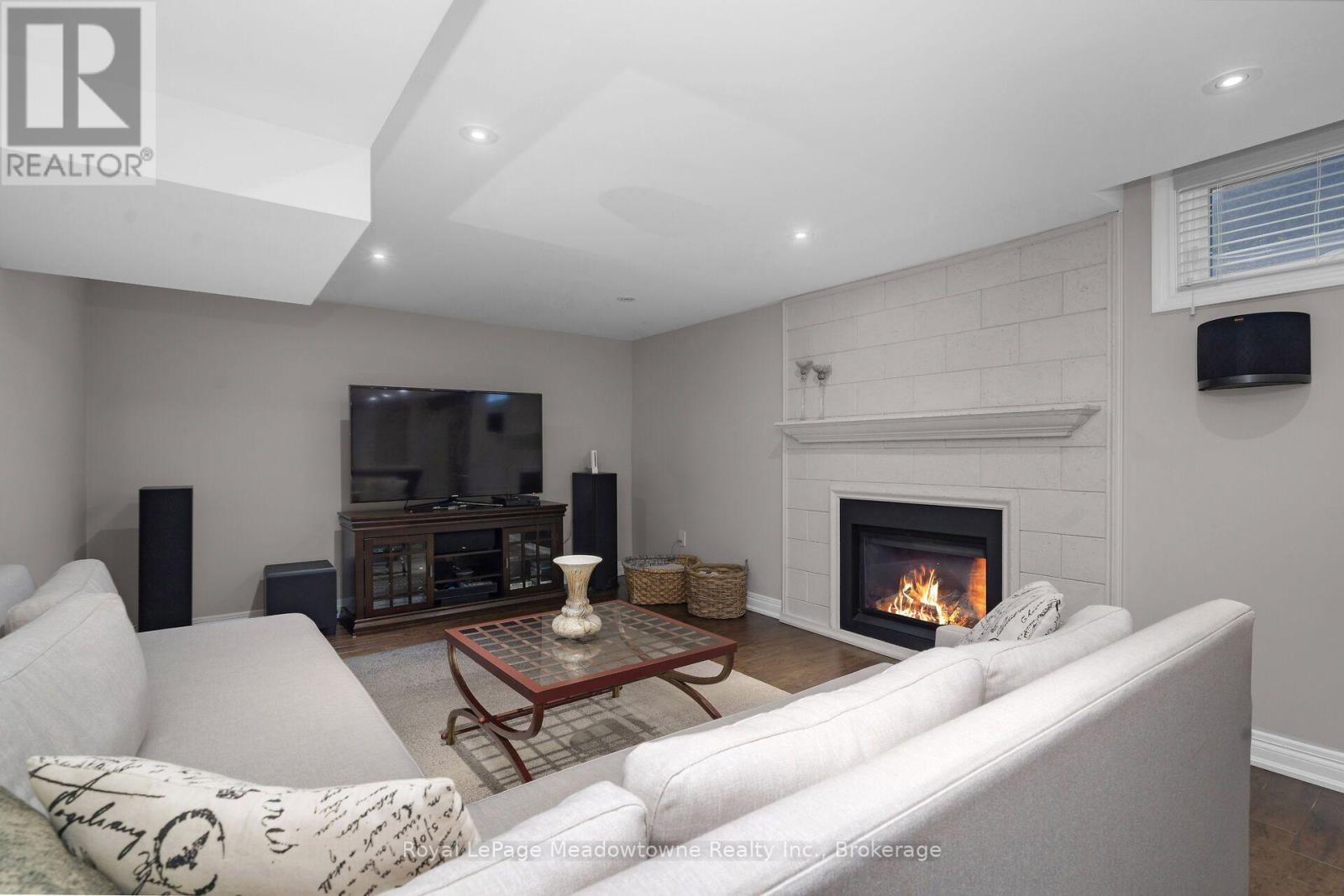 












246 FIFTH AVENUE

,
Vaughan (East Woodbridge),




Ontario
L4L7A3

