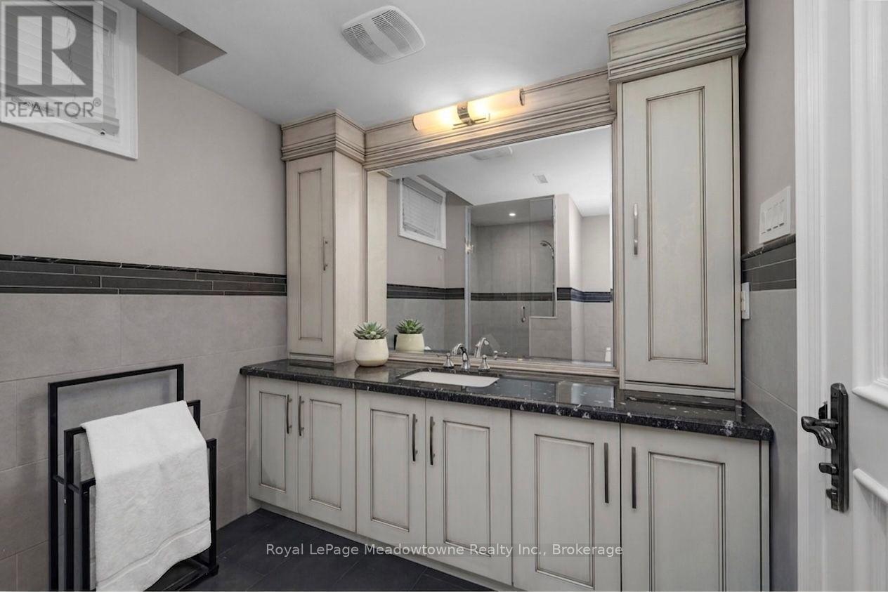 












246 FIFTH AVENUE

,
Vaughan (East Woodbridge),




Ontario
L4L7A3

