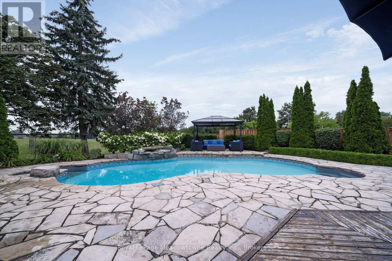 












246 FIFTH AVENUE

,
Vaughan (East Woodbridge),




Ontario
L4L7A3

