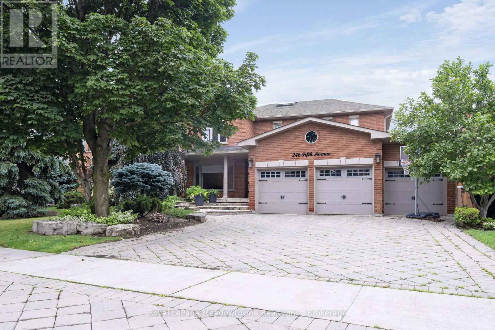 












246 FIFTH AVENUE

,
Vaughan (East Woodbridge),




Ontario
L4L7A3

