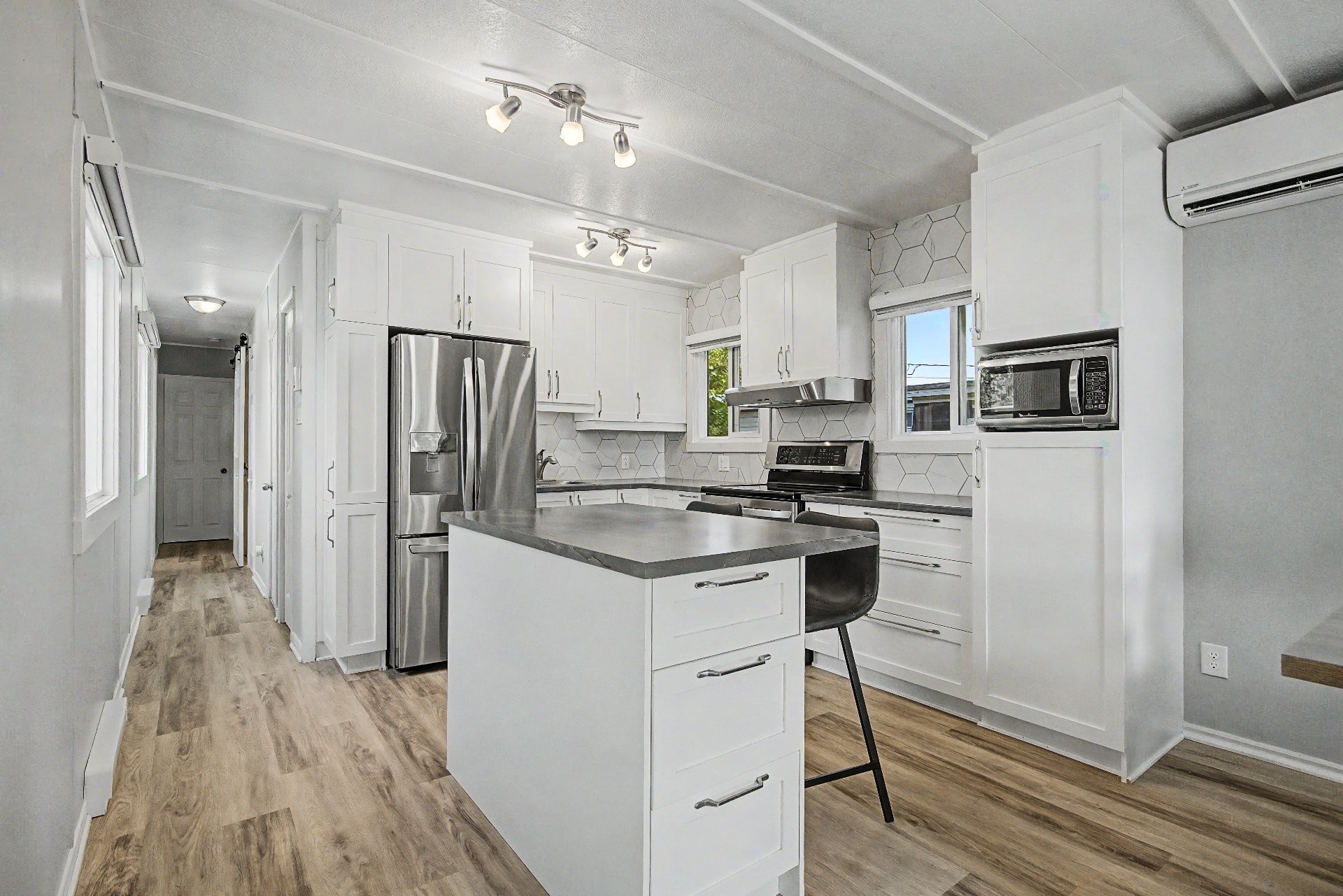 









3950


Boul. Sir-Wilfrid-Laurier

, 15,
Longueuil (Saint-Hubert),




QC
J3Y5Y9

