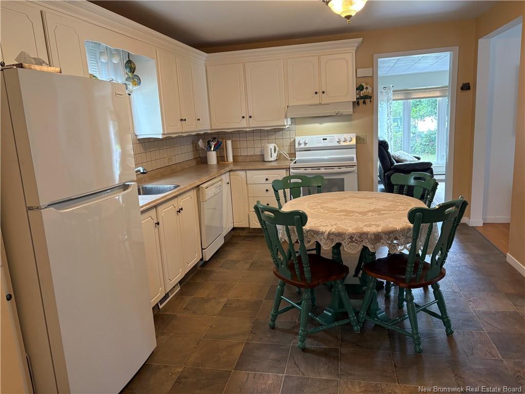 









235


Ave des Pionniers

,
Balmoral,




NB
E8E 1B1

