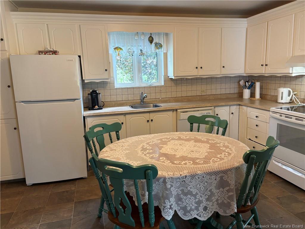 









235


Ave des Pionniers

,
Balmoral,




NB
E8E 1B1


