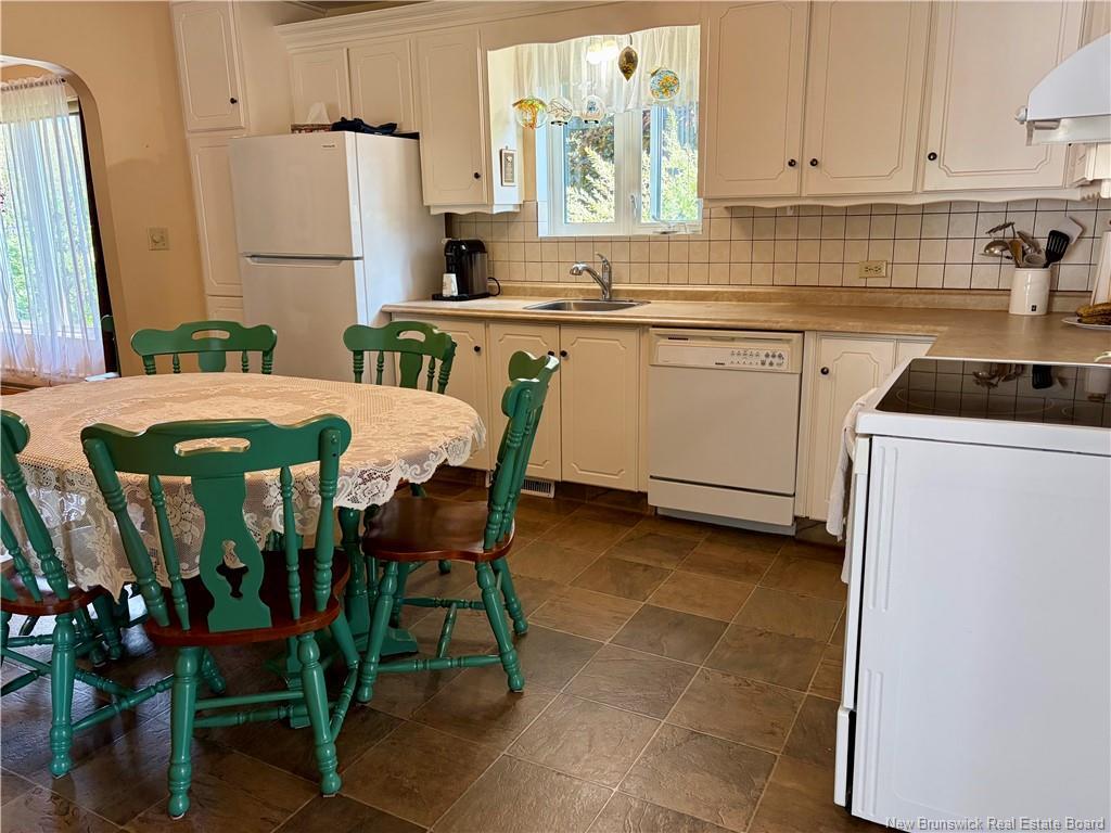 









235


Ave des Pionniers

,
Balmoral,




NB
E8E 1B1

