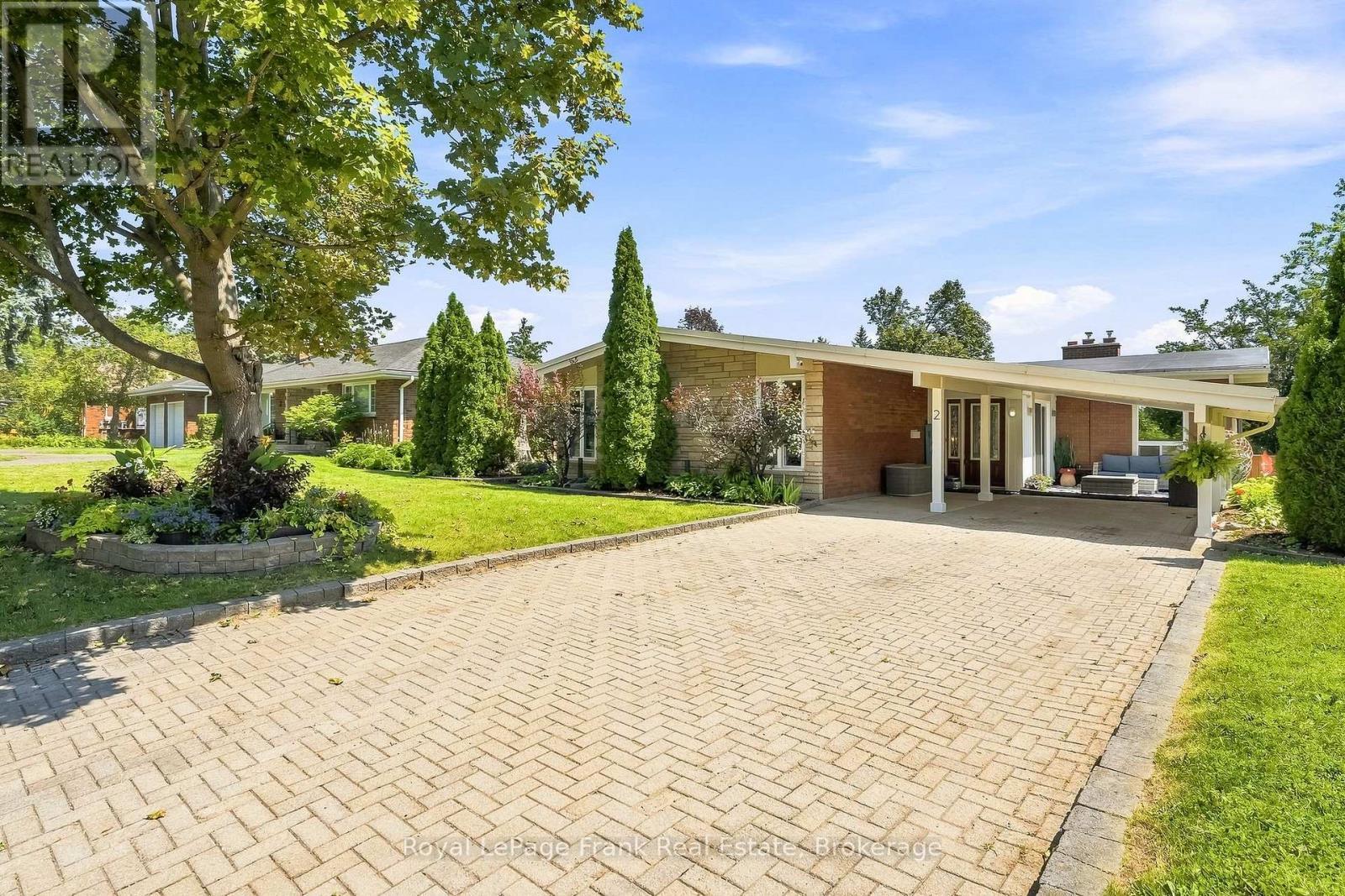 












2 CRESTWOOD AVENUE

,
Peterborough (Monaghan Ward 2),




Ontario
K9J1M8

