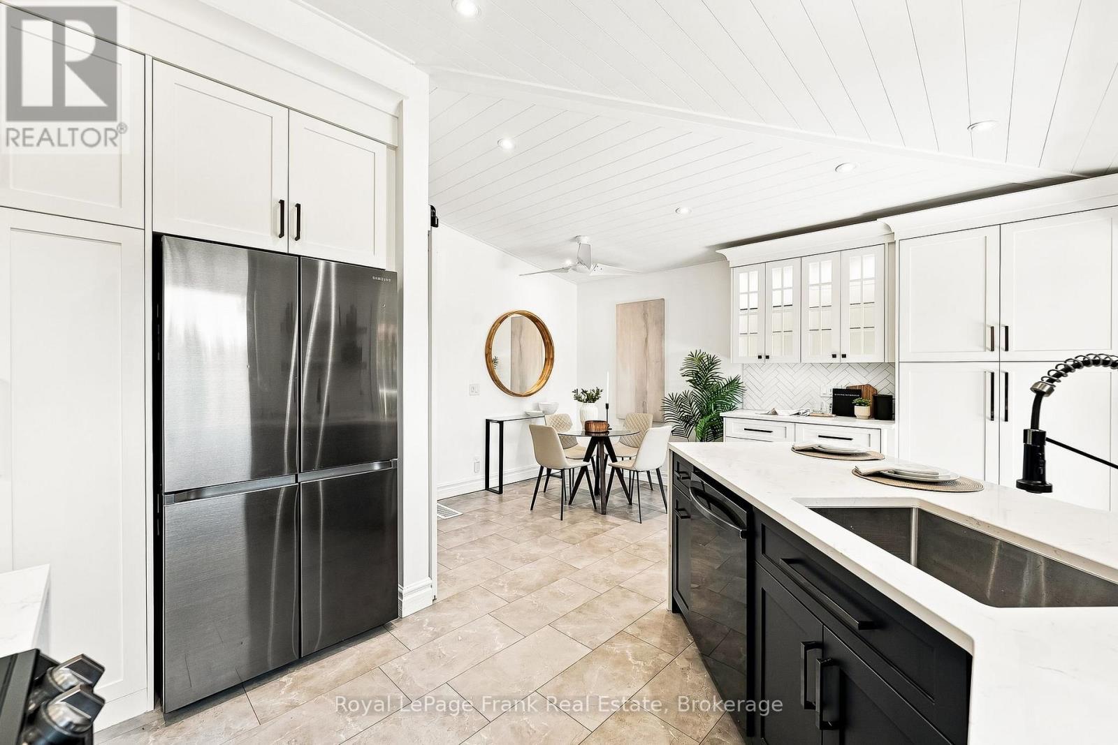 












2 CRESTWOOD AVENUE

,
Peterborough (Monaghan Ward 2),




Ontario
K9J1M8

