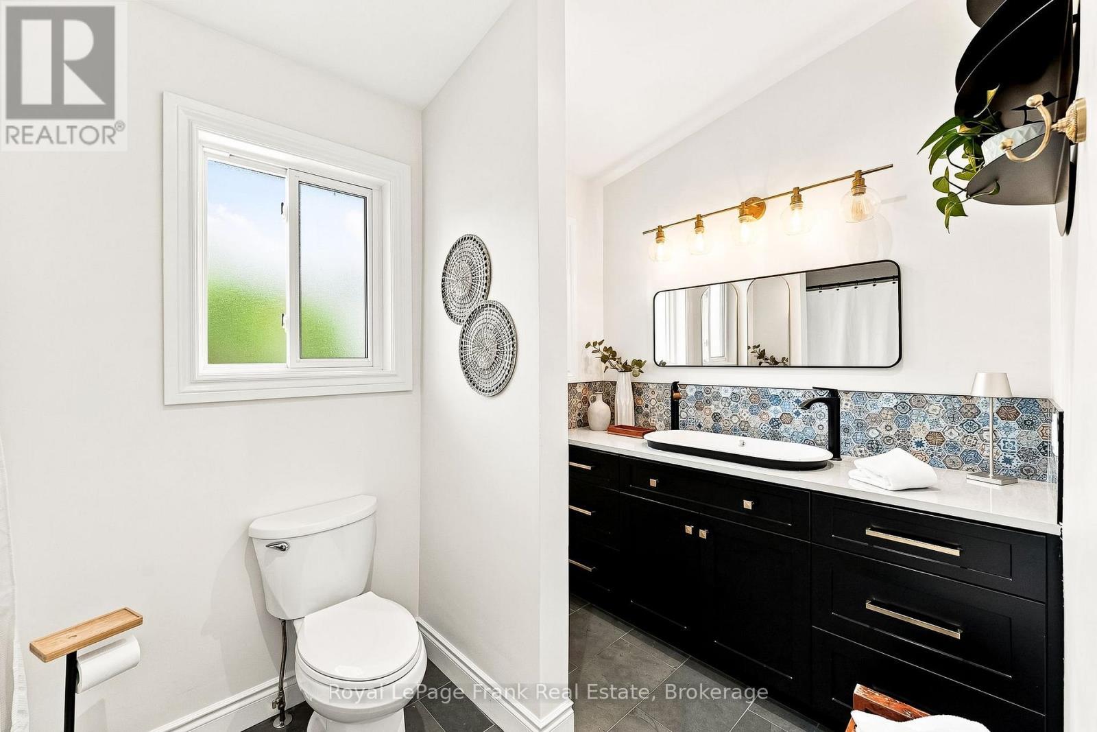 












2 CRESTWOOD AVENUE

,
Peterborough (Monaghan Ward 2),




Ontario
K9J1M8

