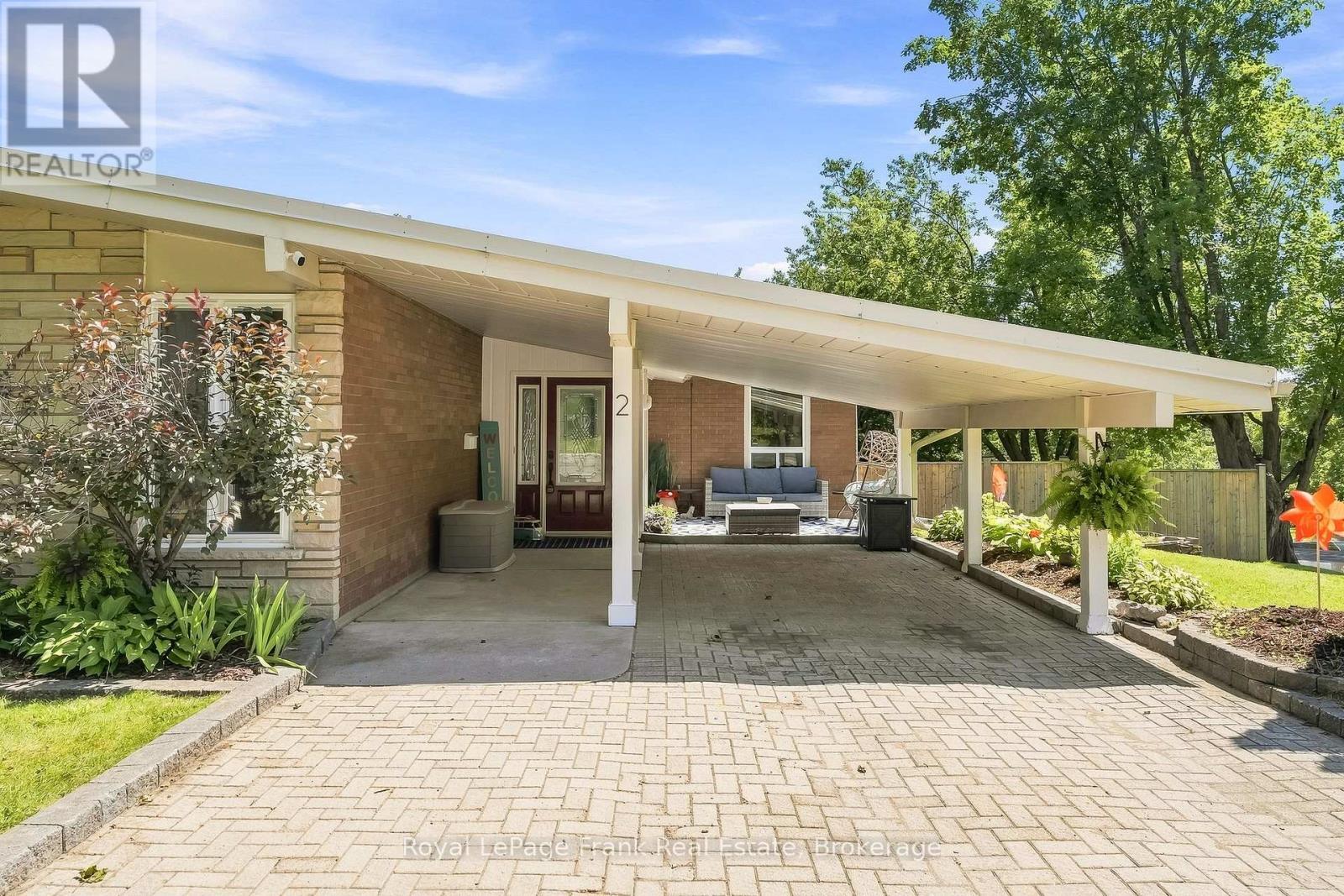 












2 CRESTWOOD AVENUE

,
Peterborough (Monaghan Ward 2),




Ontario
K9J1M8

