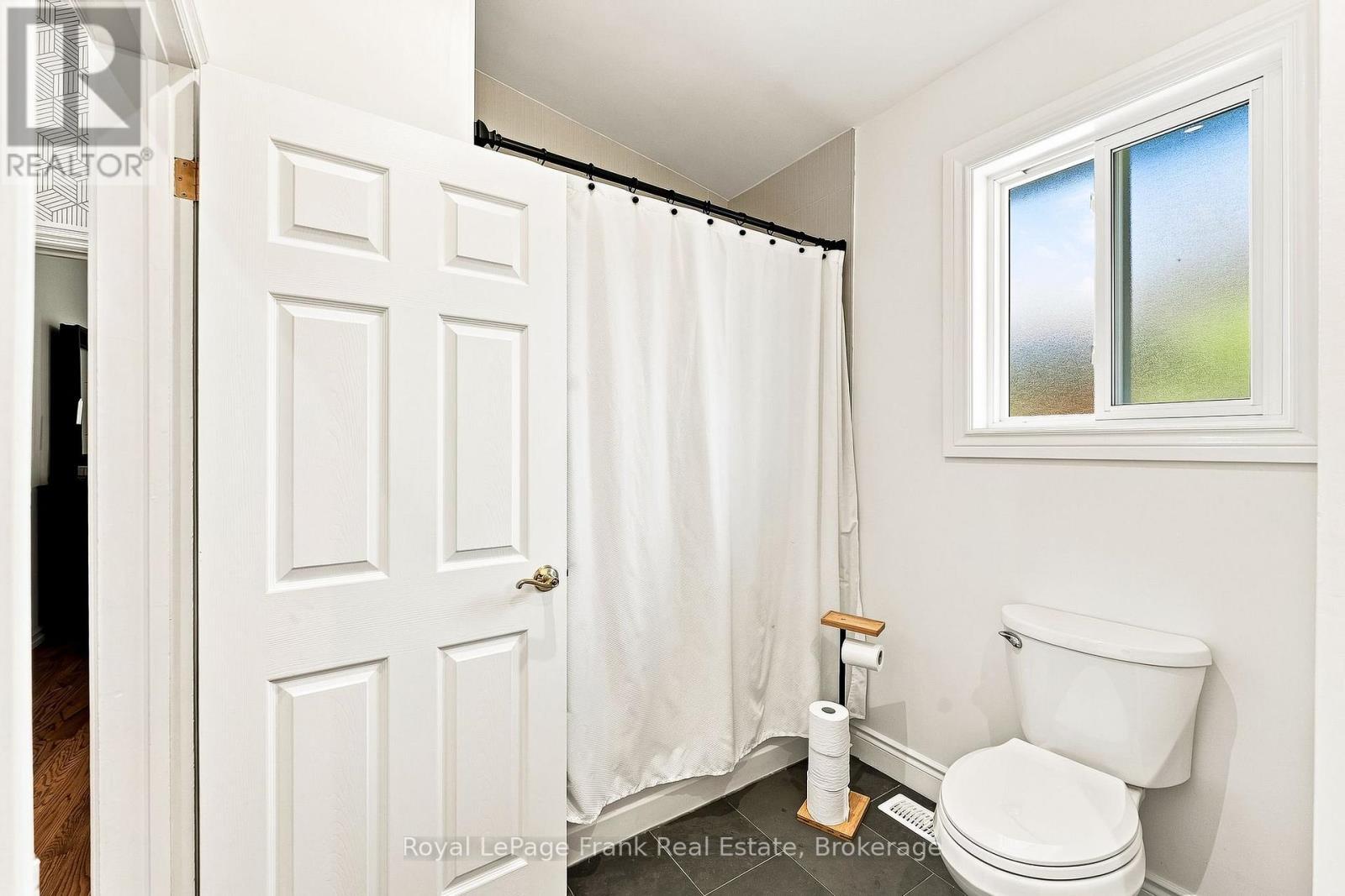 












2 CRESTWOOD AVENUE

,
Peterborough (Monaghan Ward 2),




Ontario
K9J1M8

