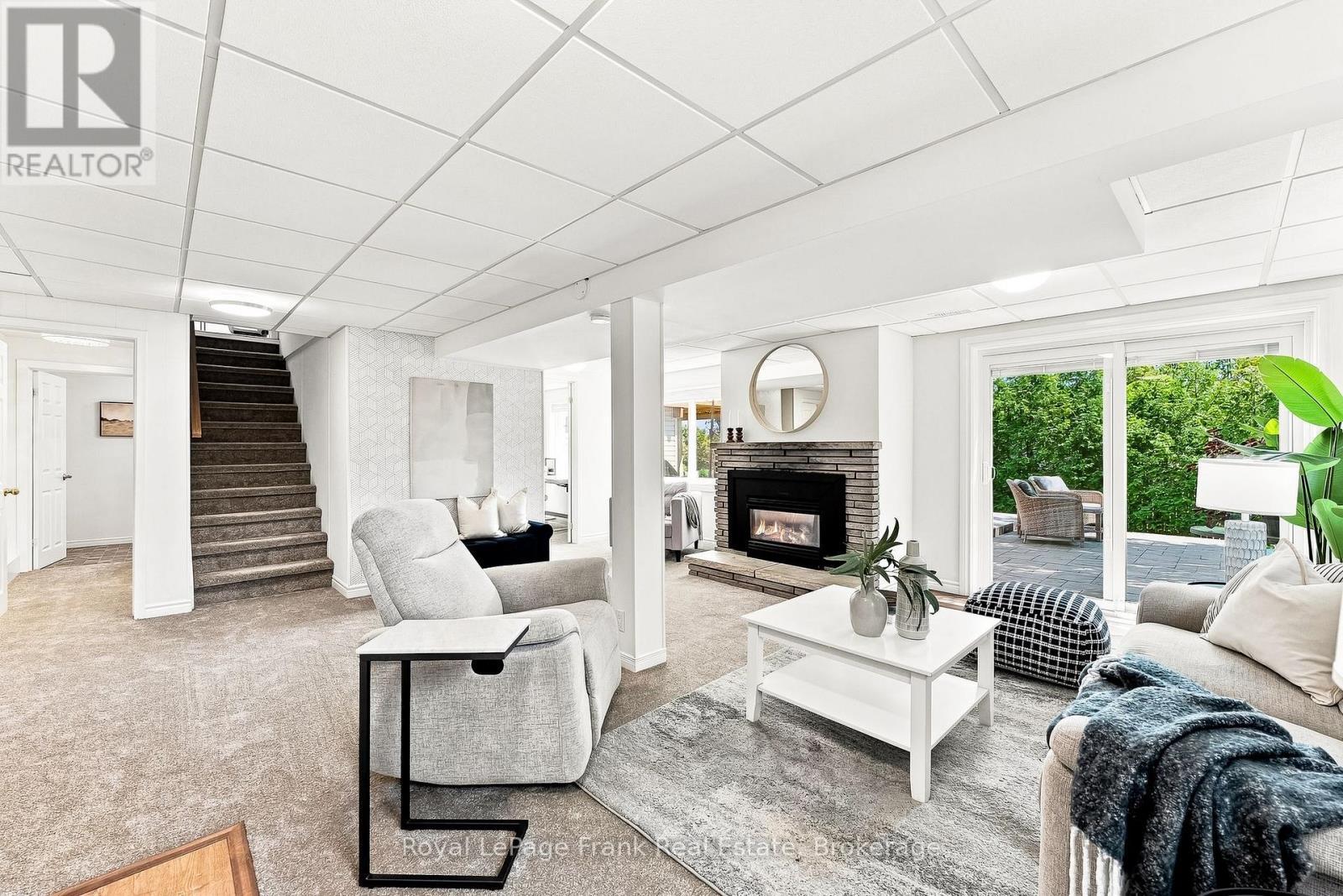 












2 CRESTWOOD AVENUE

,
Peterborough (Monaghan Ward 2),




Ontario
K9J1M8

