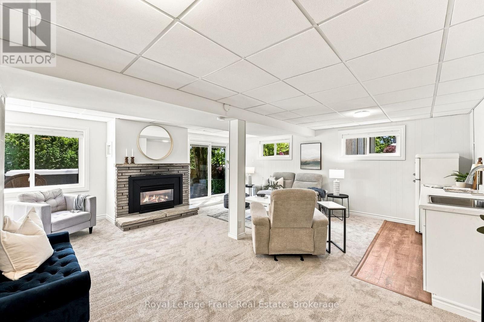 












2 CRESTWOOD AVENUE

,
Peterborough (Monaghan Ward 2),




Ontario
K9J1M8

