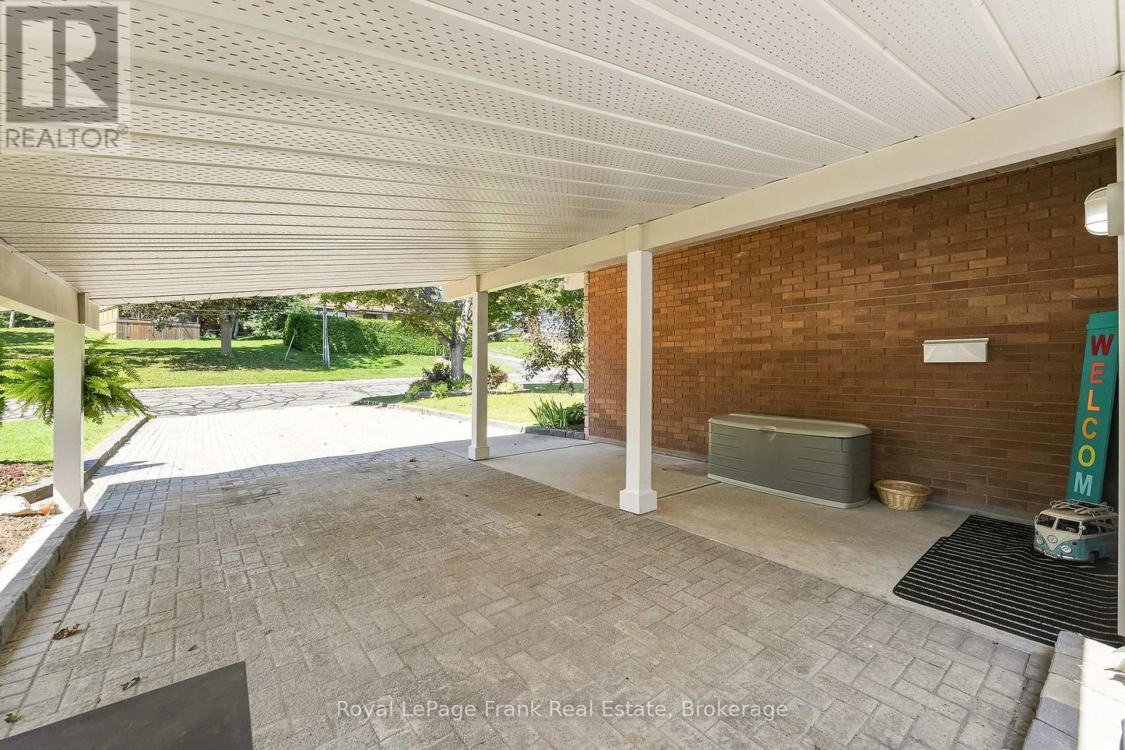 












2 CRESTWOOD AVENUE

,
Peterborough (Monaghan Ward 2),




Ontario
K9J1M8

