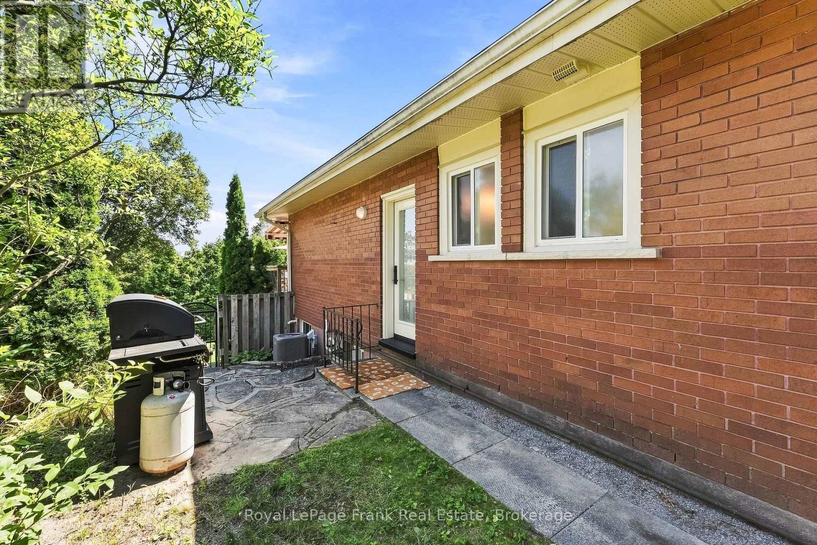 












2 CRESTWOOD AVENUE

,
Peterborough (Monaghan Ward 2),




Ontario
K9J1M8

