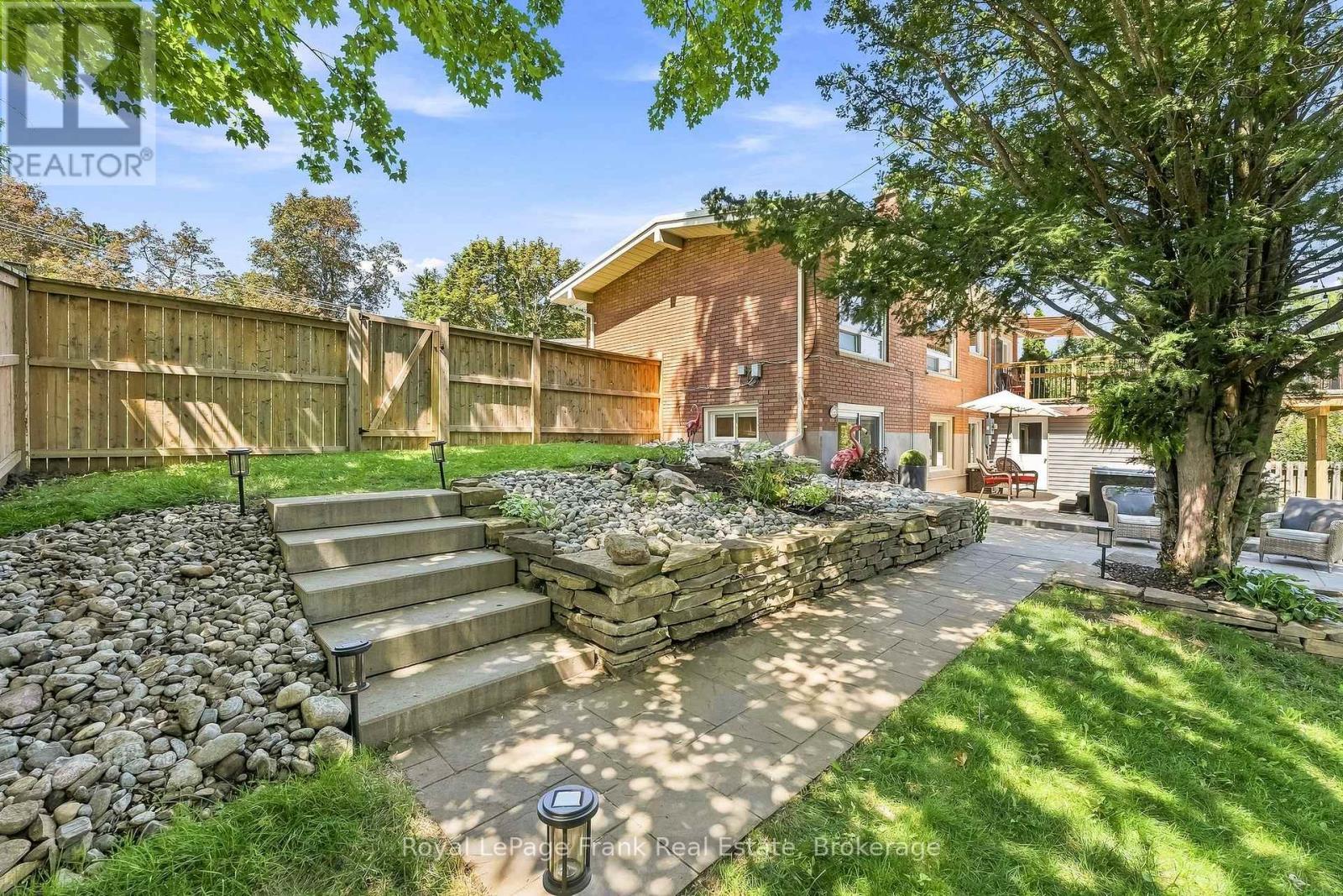 












2 CRESTWOOD AVENUE

,
Peterborough (Monaghan Ward 2),




Ontario
K9J1M8

