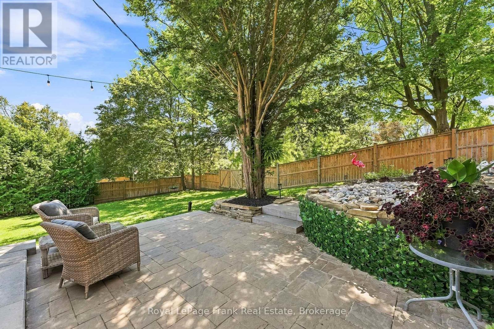 












2 CRESTWOOD AVENUE

,
Peterborough (Monaghan Ward 2),




Ontario
K9J1M8

